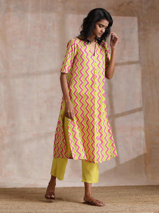 trueBrowns Lime Pink Zig-Zag Lines Print Cotton Kurta Pant Set | Swadesiicart