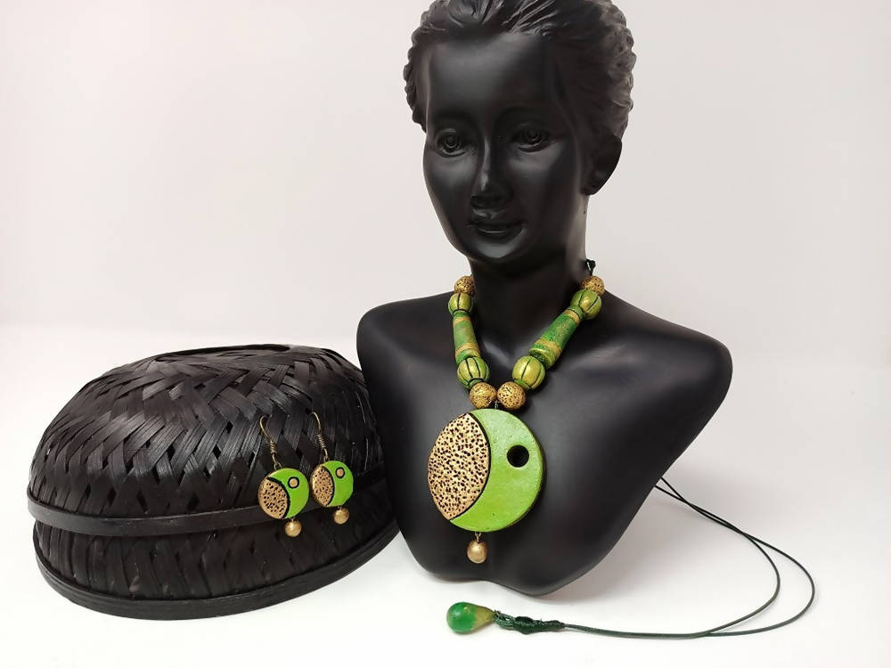 Terracotta Boho Style Mini Necklace Set With Hangings-Green And Gold