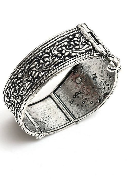 Mominos Fashion Kamal Johar Oxidised Silver-Plated Screw Type Handcraft Bracelet