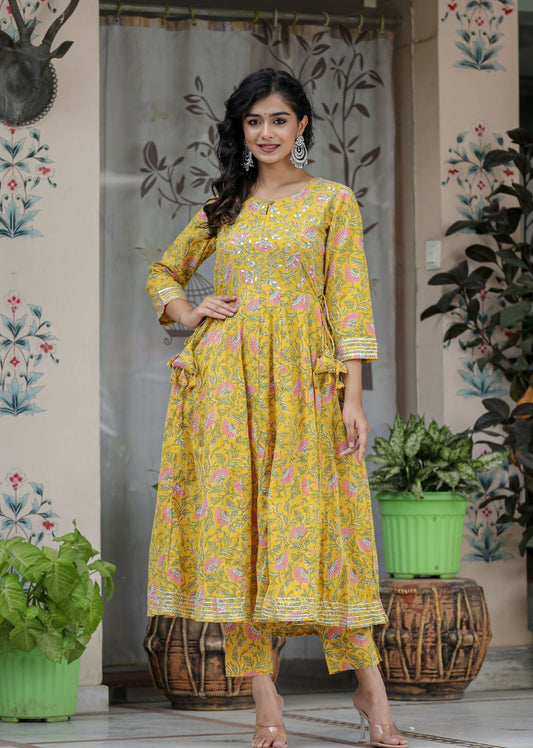 Kaajh Women's Yellow Floral Print Cotton Kurta Pant Set