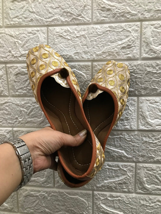 Desi Colour Women Indian Ethnic Footwear-Gold Side Flip-1