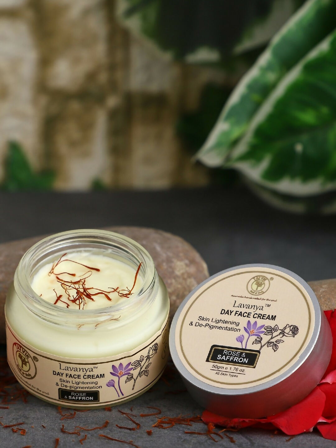 83898077-fc28-4223-adb3-22eb4882b1421700044971536LavanyaRoseandSaffronDayFaceCream4