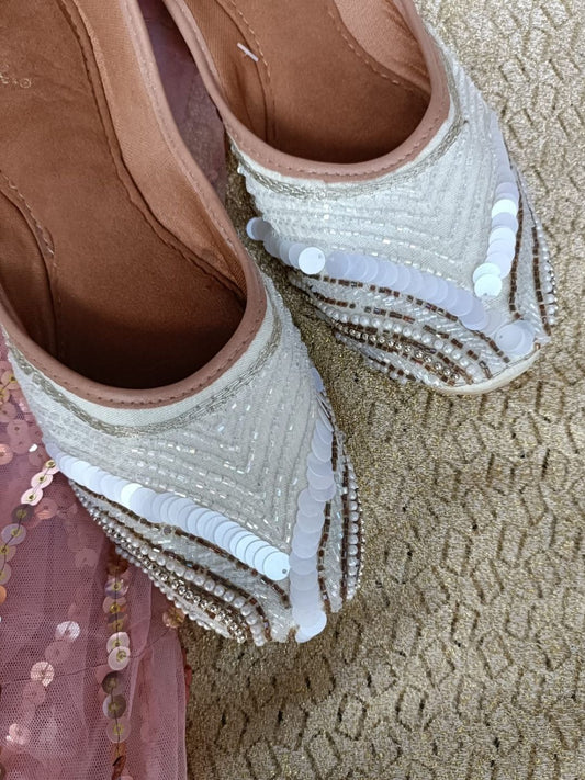 Desi Colour Women Indian Ethnic Footwear-Off White V Pearl