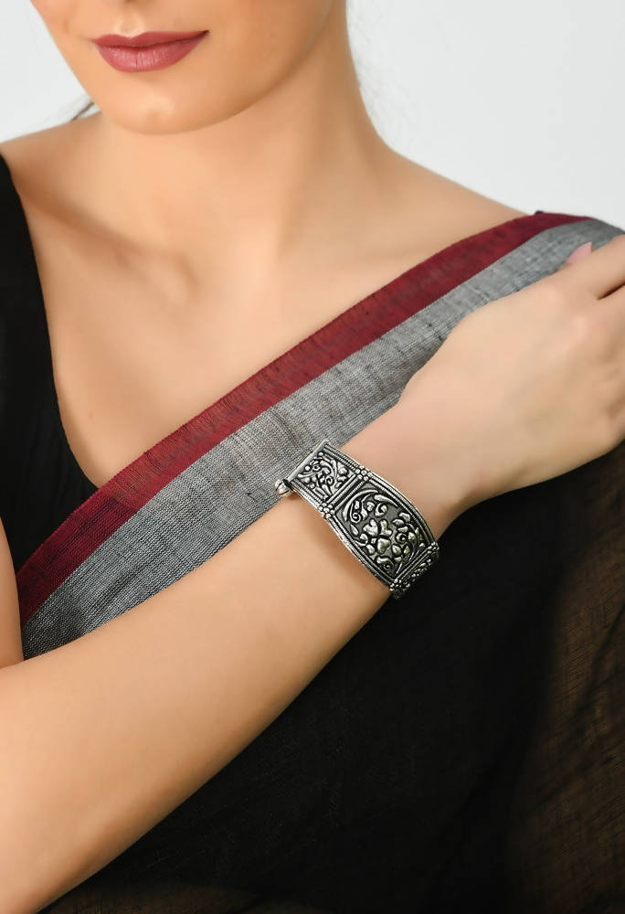Mominos Fashion Kamal Johar Oxidised Silver-Plated Screw Type Handcraft Bracelet 