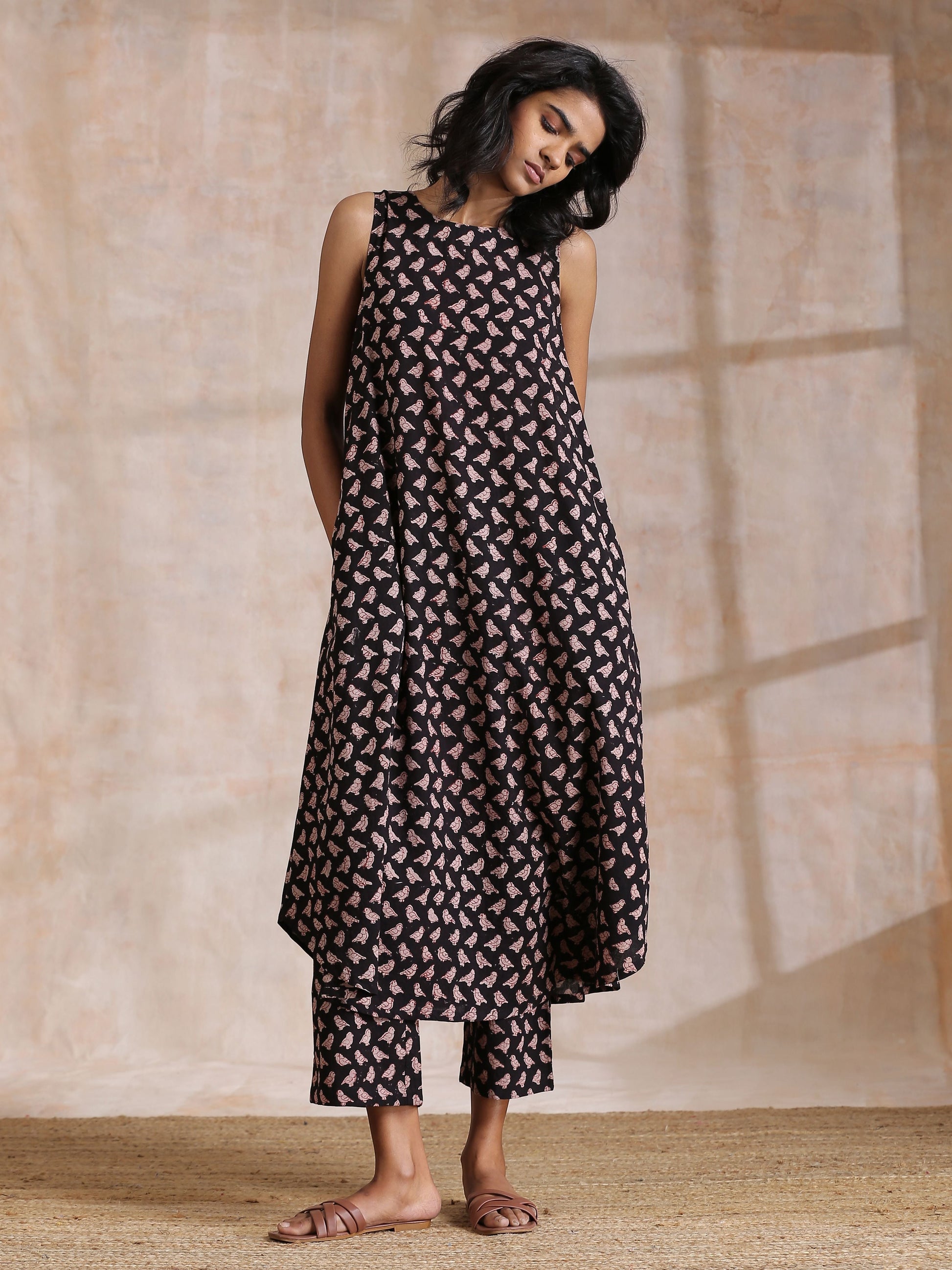 trueBrowns Black Bird Bagru Print Cotton Sleeveless Kurta Pant Set 