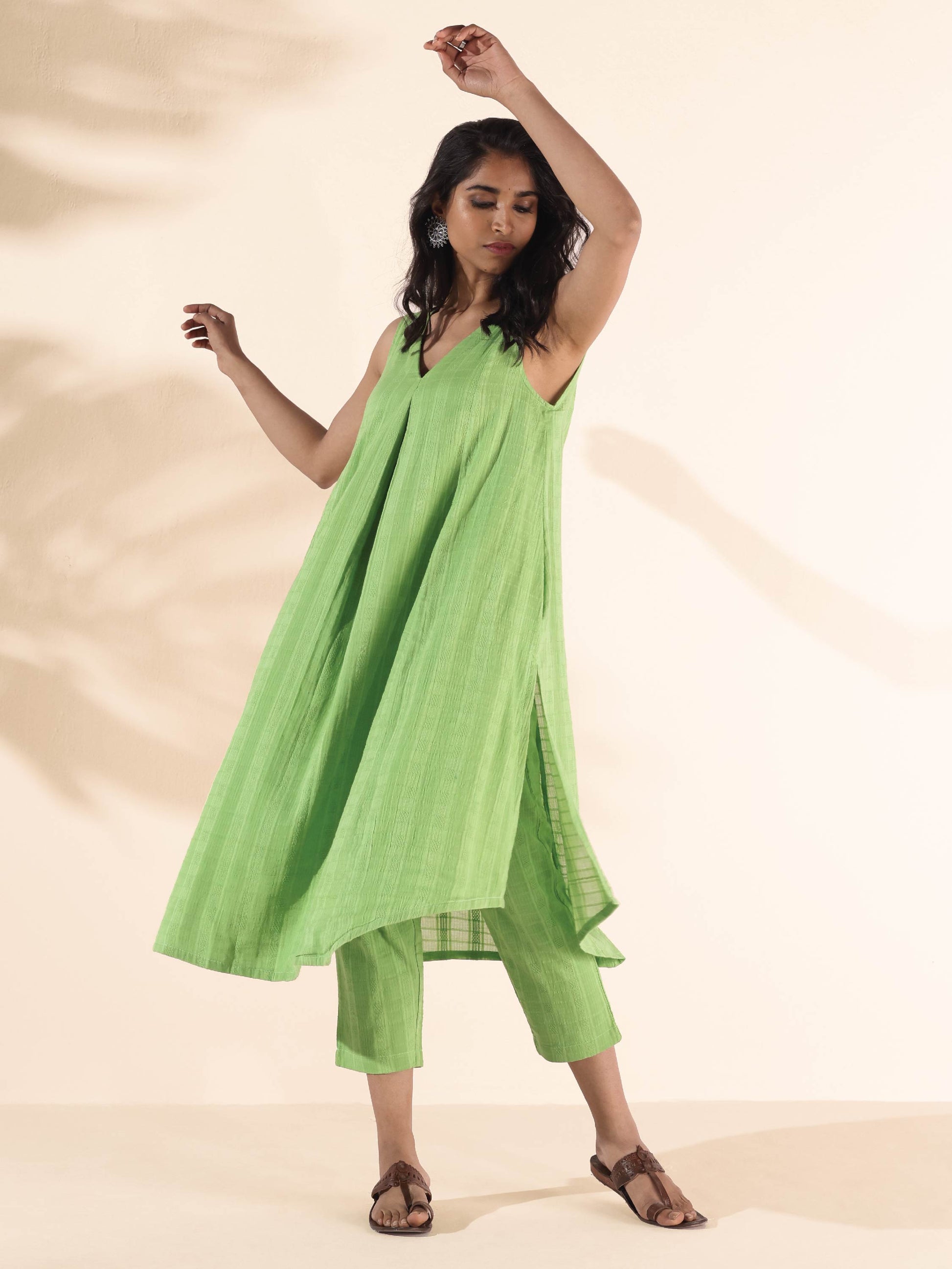 trueBrowns Green Cotton Dobby Sleeveless Kurta Pant Set 