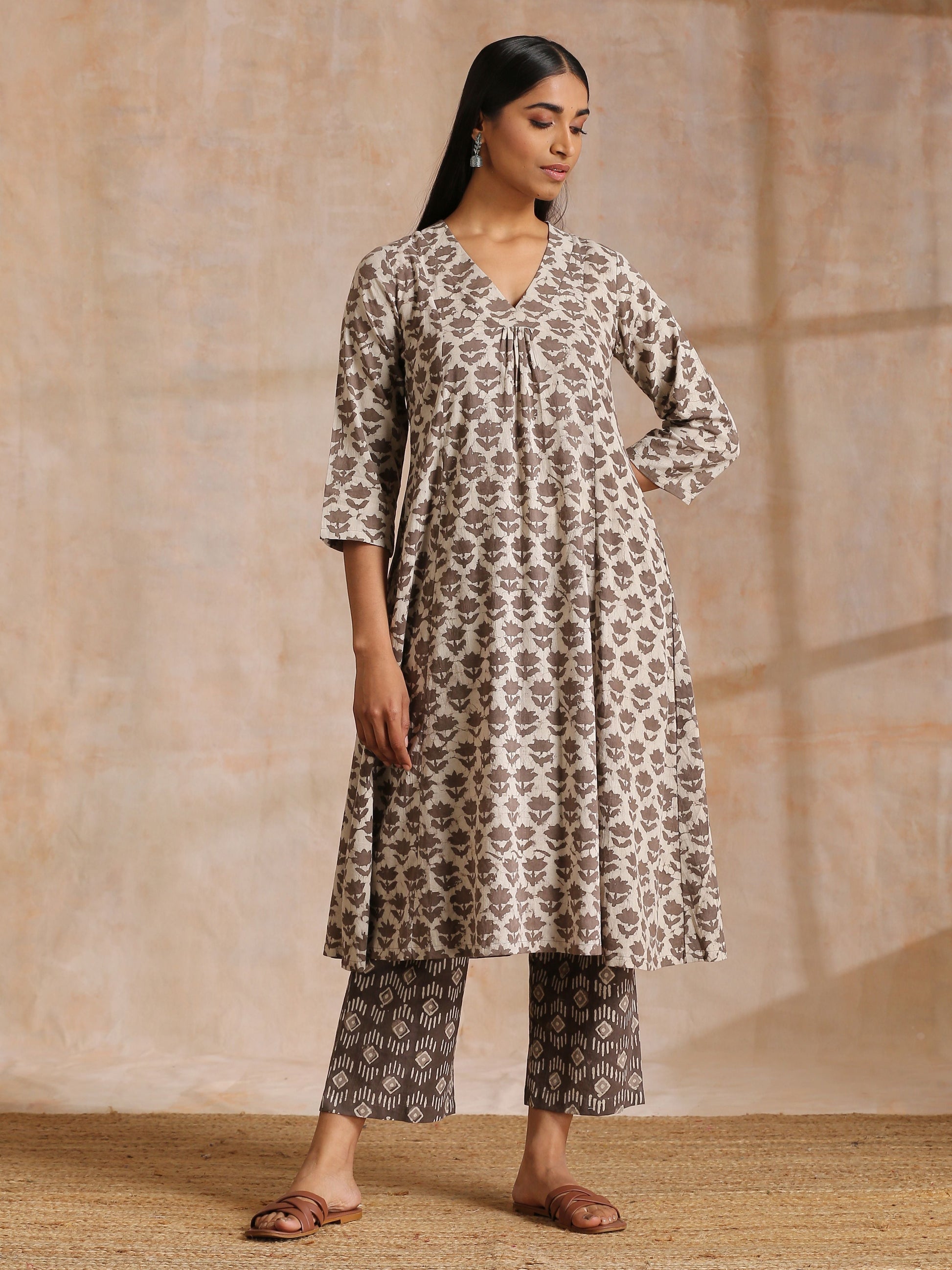 trueBrowns Clay Dabu Buta Print Cotton Front Neck Gathered Kurta Pant Set 