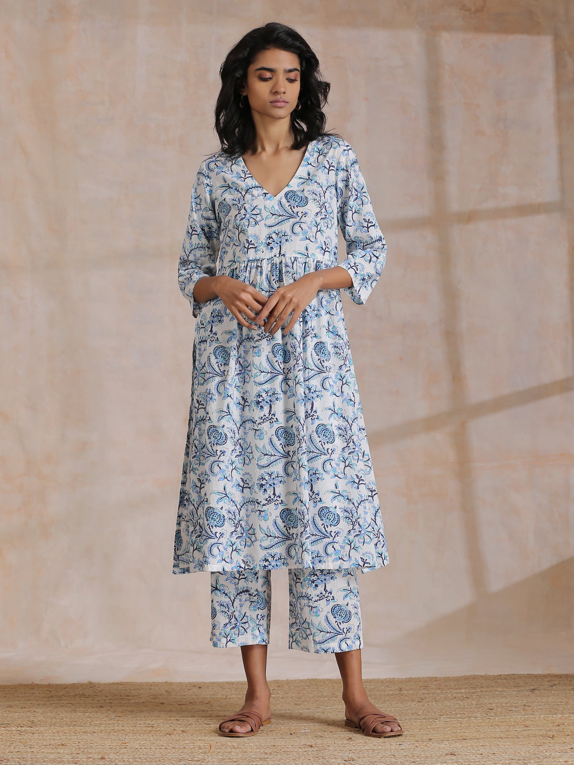 trueBrowns White With Overall Blue Print Cotton Slit Gathered Kurta Set 