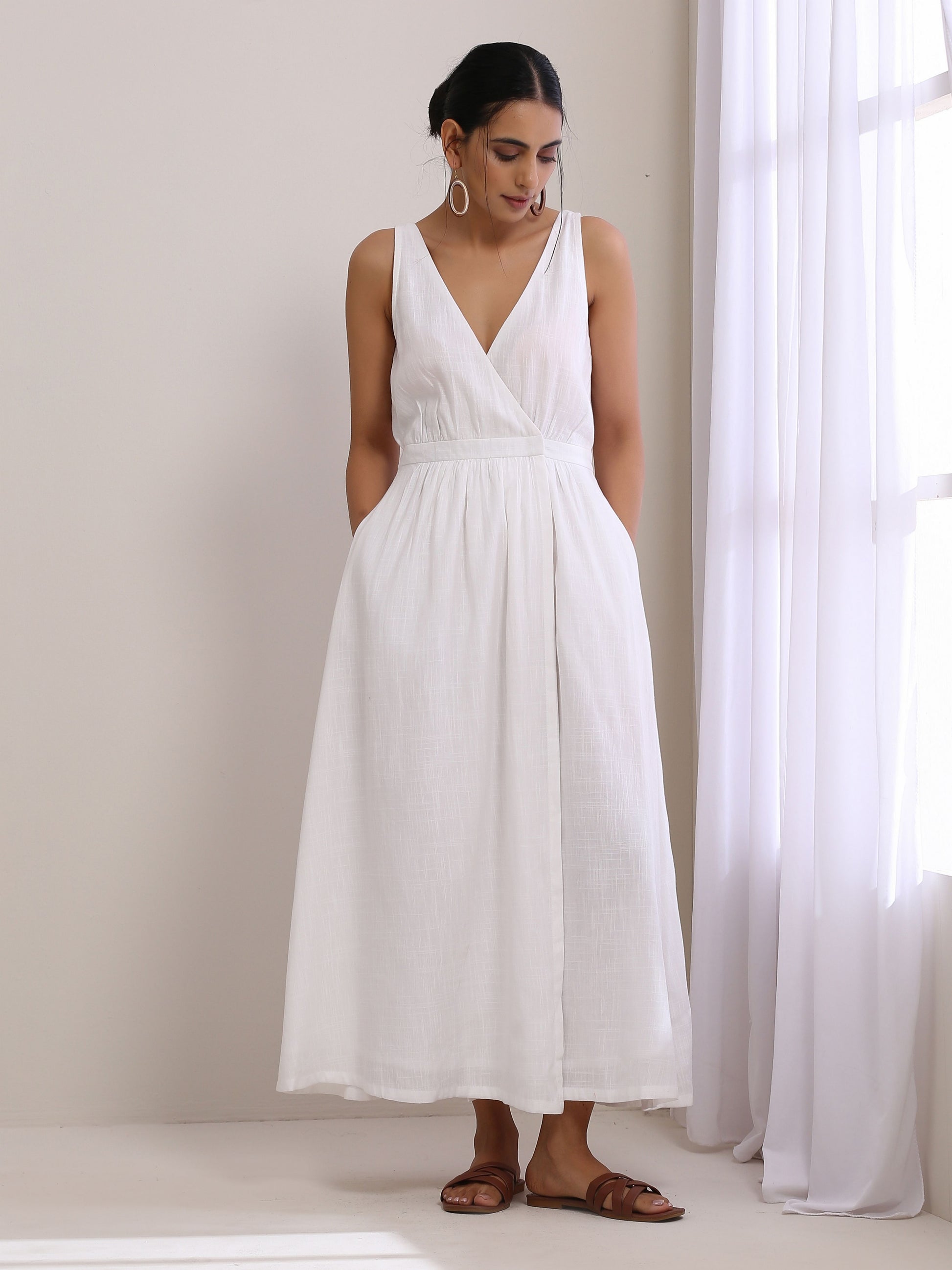 trueBrowns White Slub Texture Sleeveless Wrap Dress 