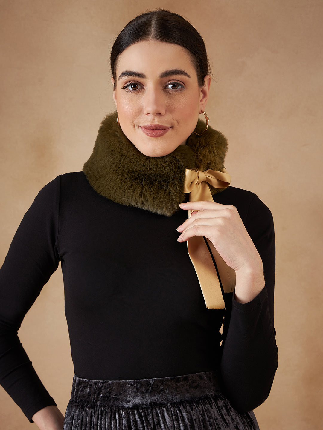 InWeave Women's Mehandi Green Fur Neckpiece 