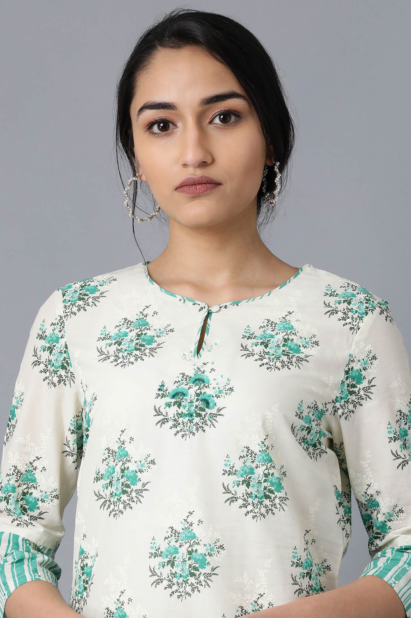 W for Woman Green and White Printed Straight kurta in Round Neck