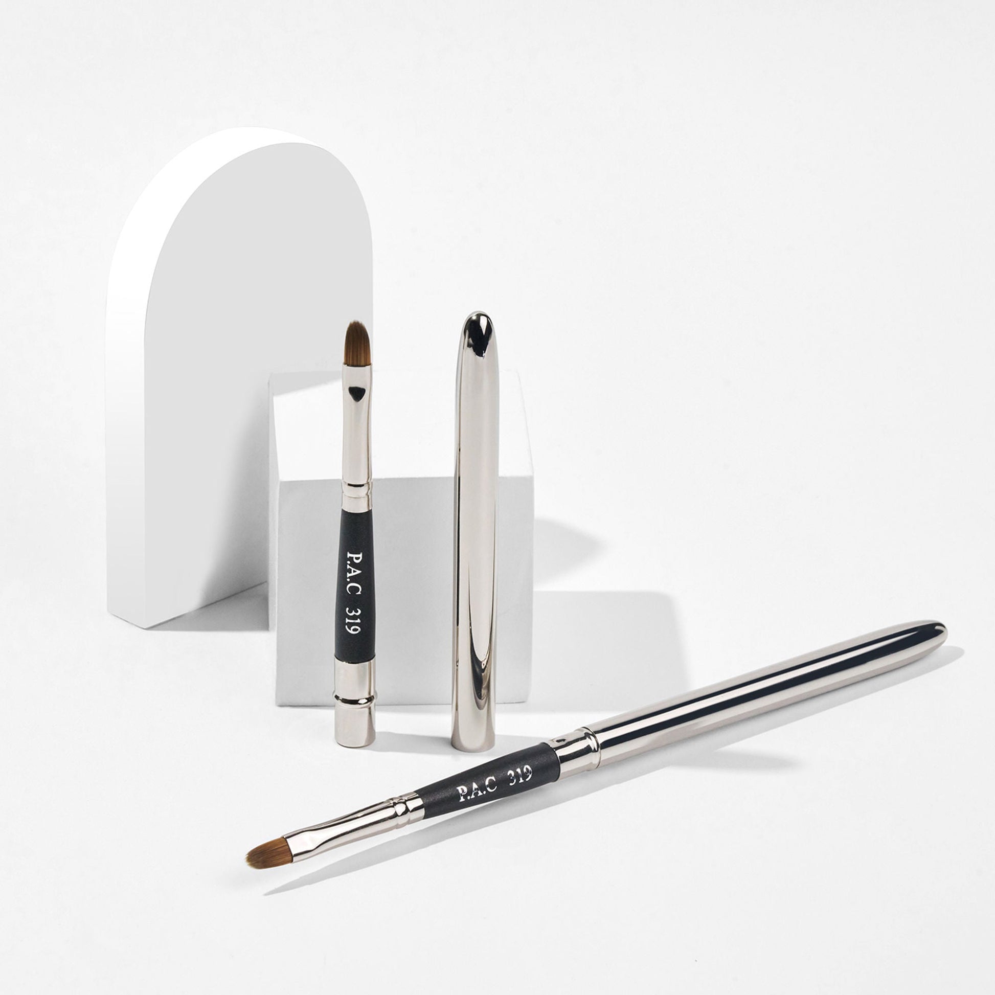 PAC Studio Lip Brush 319 - Tapered Lip Brush Stainless Steel Handle Turns into a Cap, Ideal for Lip Shaping