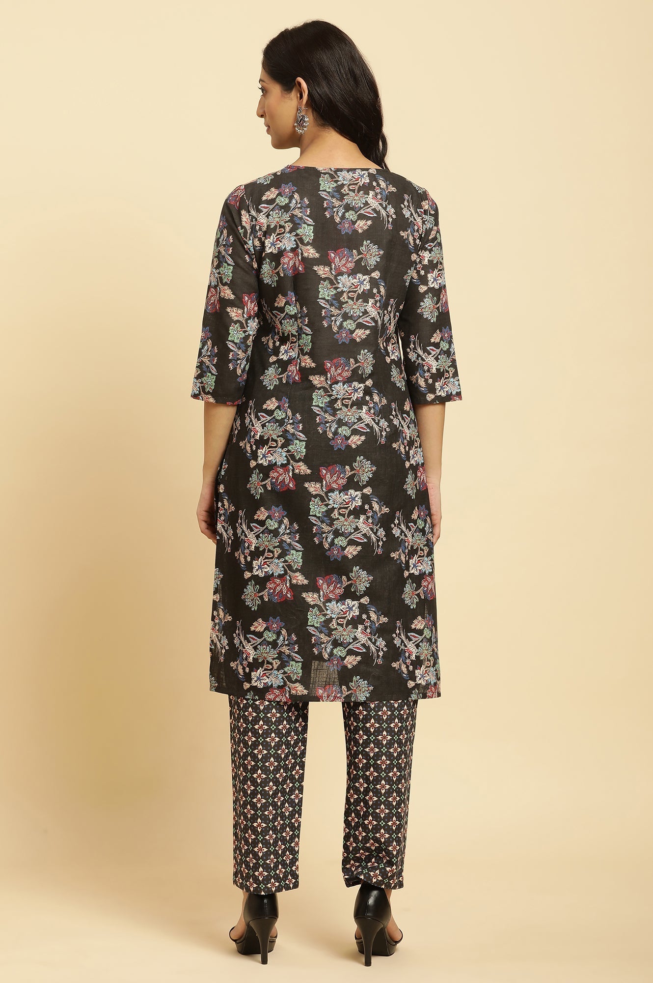 W for Woman Black Floral Printed Kurta And Pants Set