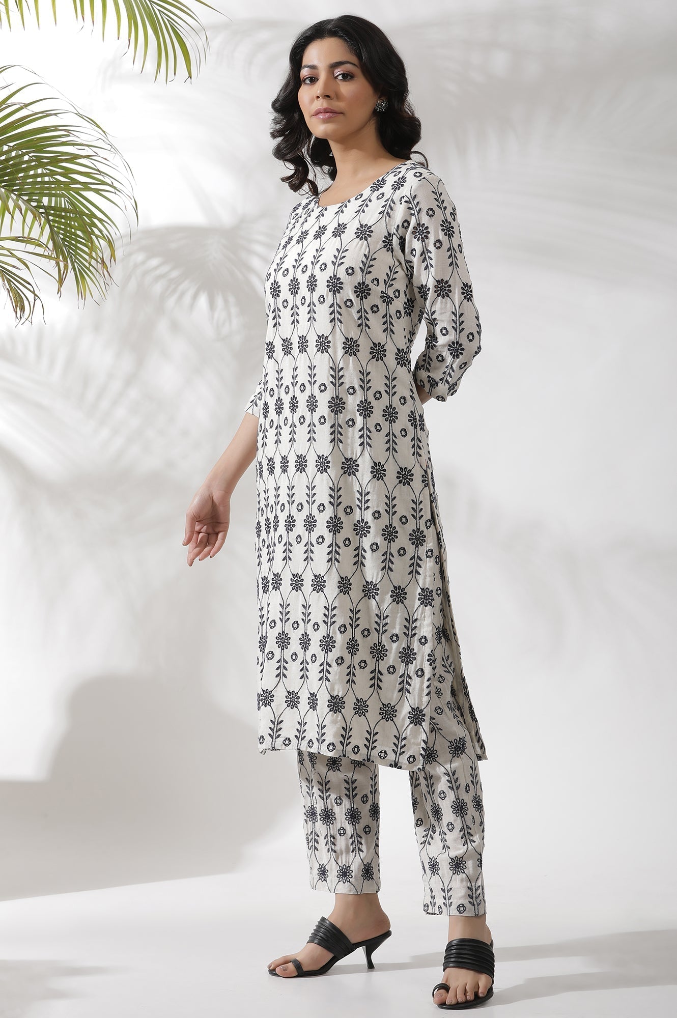 W for Woman Off-White Thread Embroidered Straight Kurta