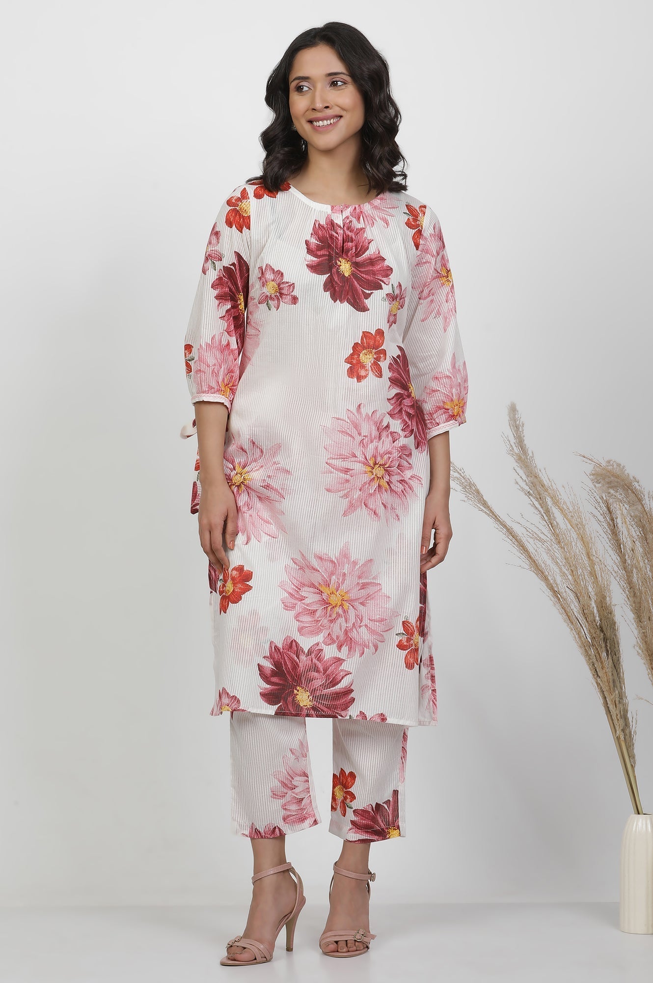 W for Woman White Bold Floral Printed Kurta And Pants Co-Ord Set