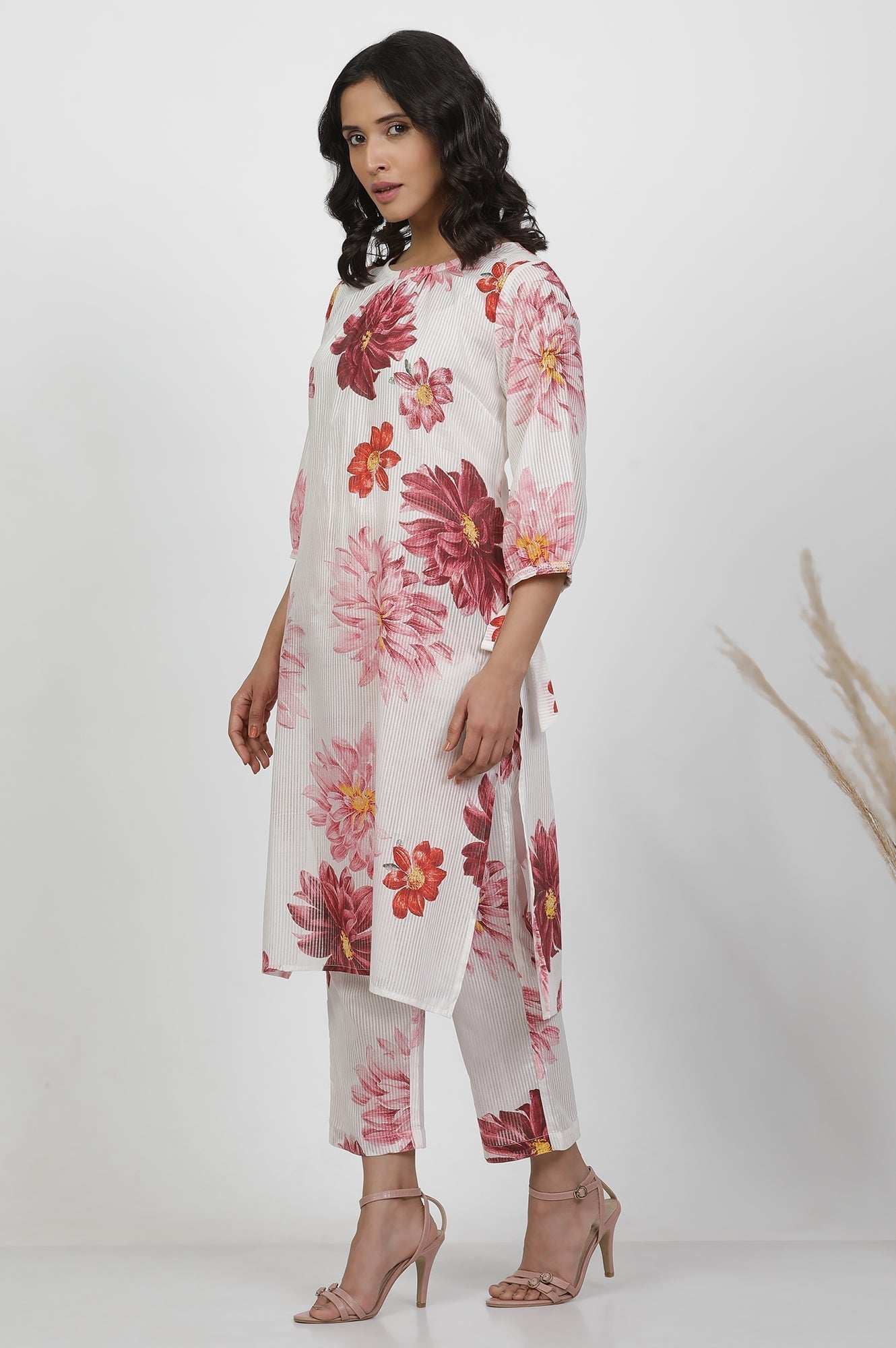 W for Woman White Bold Floral Printed Kurta And Pants Co-Ord Set