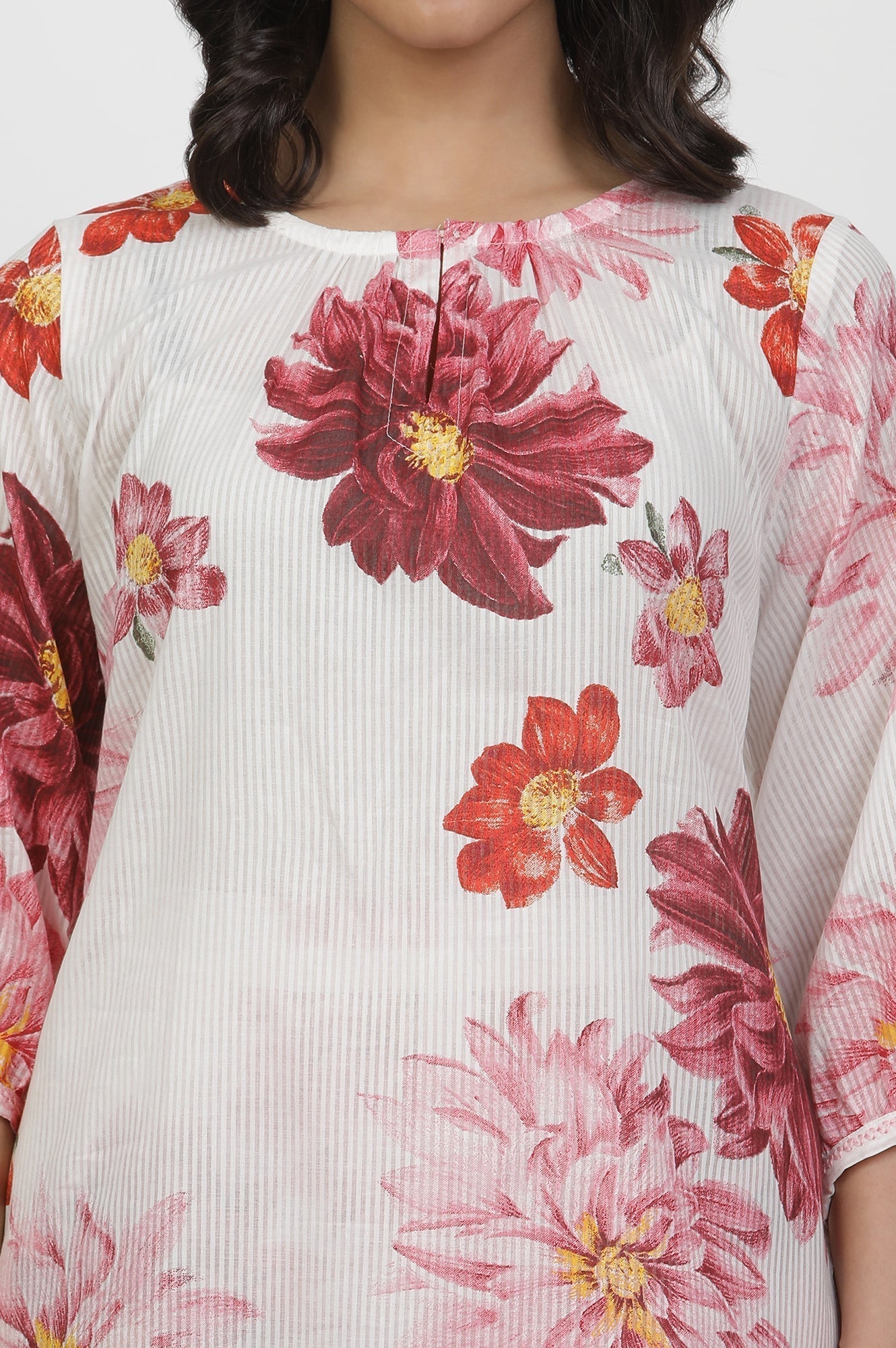 W for Woman White Bold Floral Printed Kurta And Pants Co-Ord Set