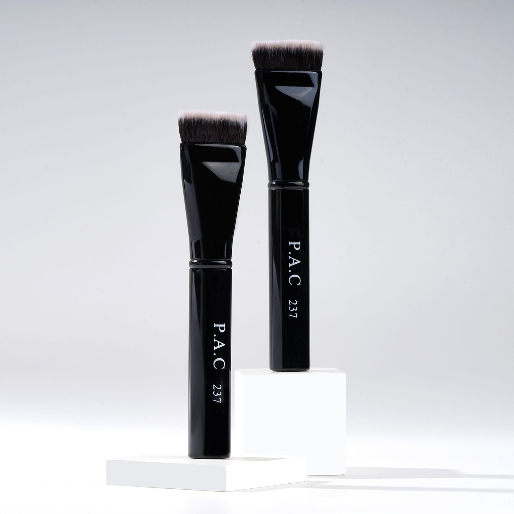 PAC Studio Contouring Brush - 237