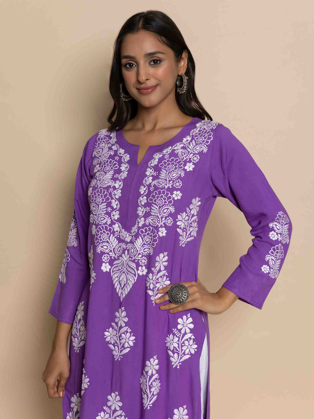 HOUSE OF KARI Floral Chikankari Embroidered Notched Round Neck Straight Kurta 