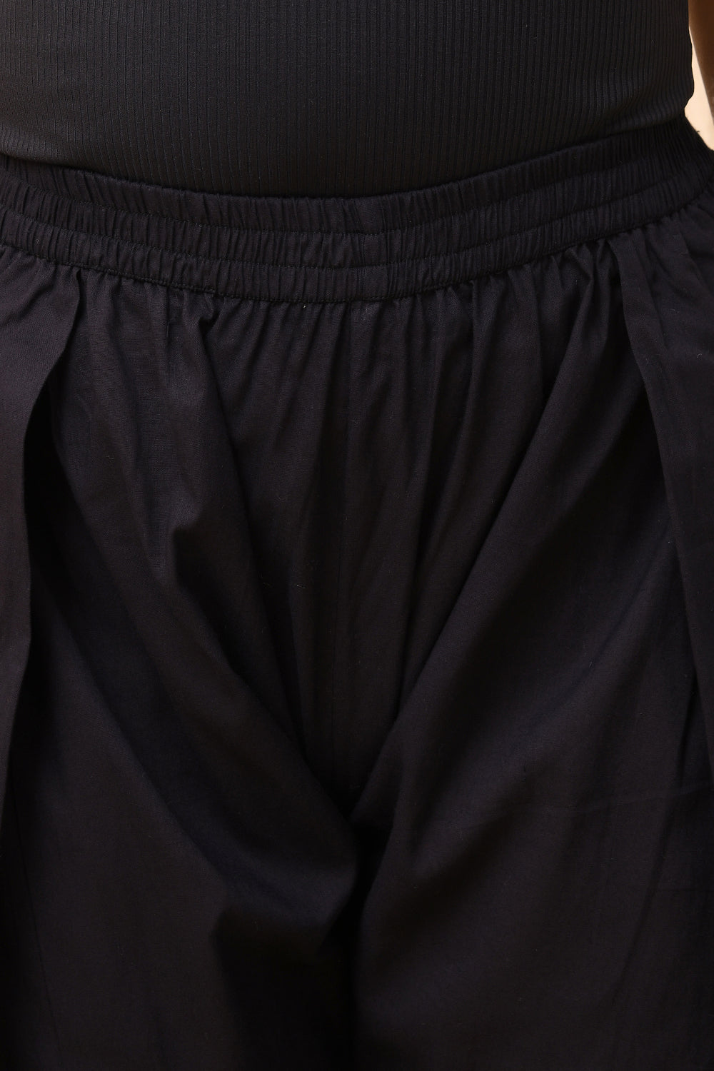 Vaasva Women Black Solid Farshi Pant 