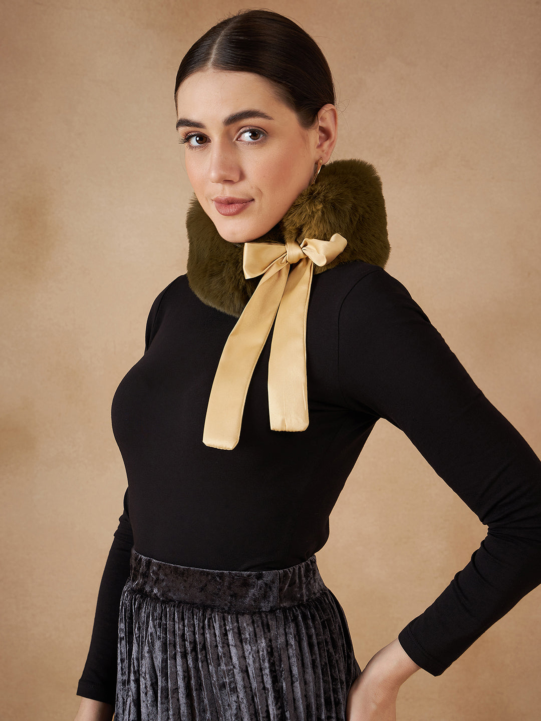 InWeave Women's Mehandi Green Fur Neckpiece 