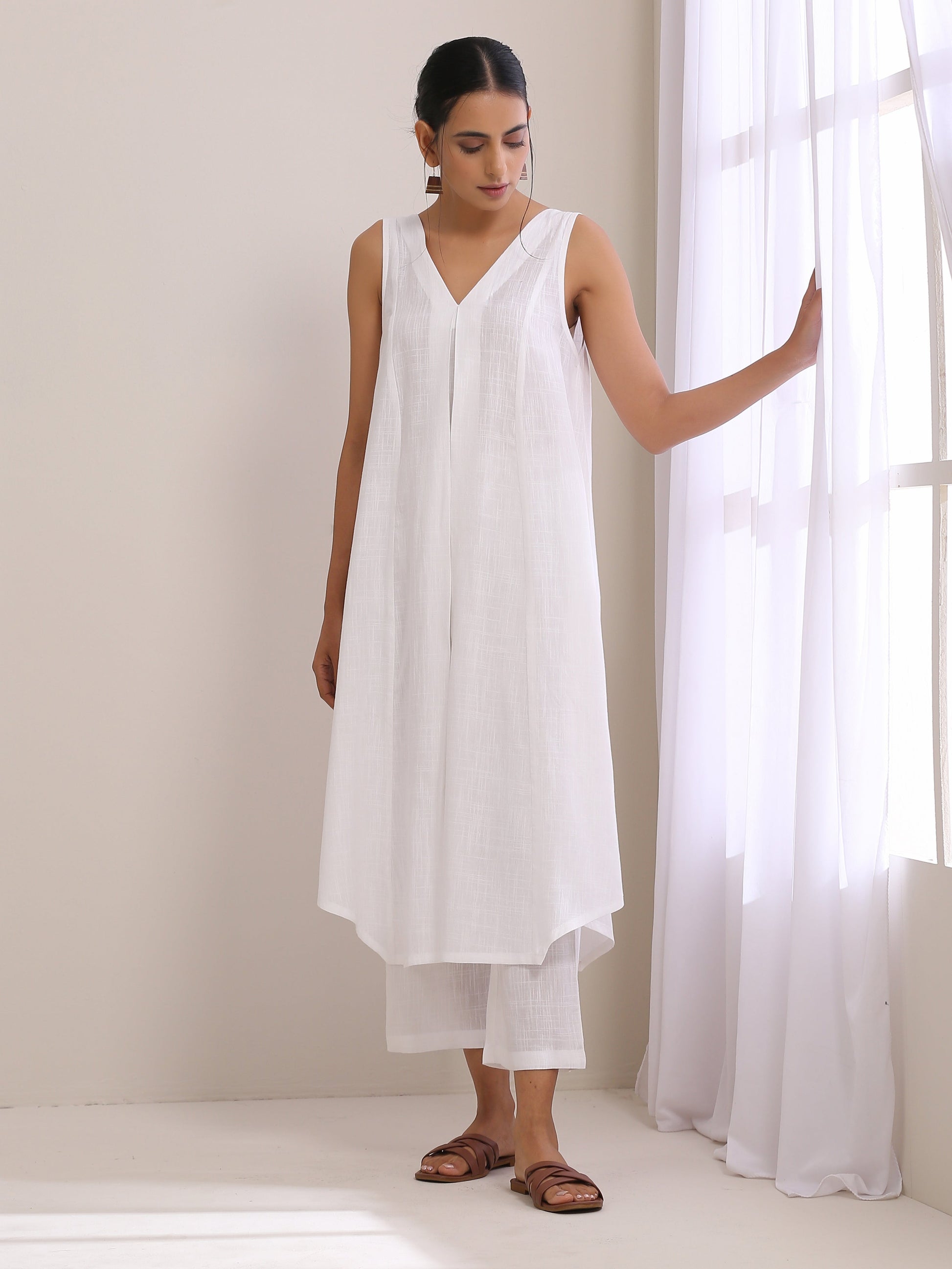 trueBrowns White Slub Texture Sleeveless Flared Kurta Pant Set 
