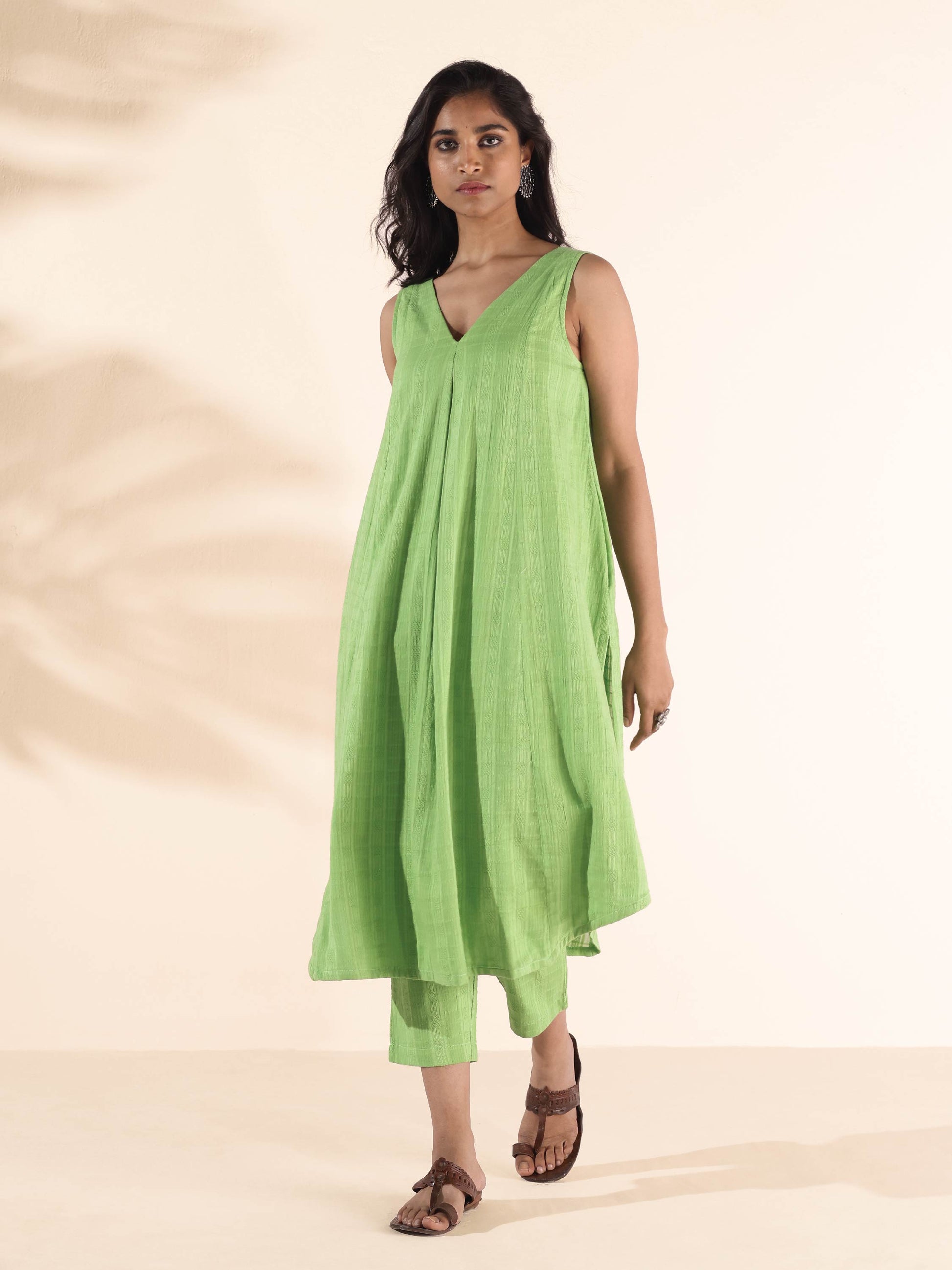trueBrowns Green Cotton Dobby Sleeveless Kurta Pant Set 