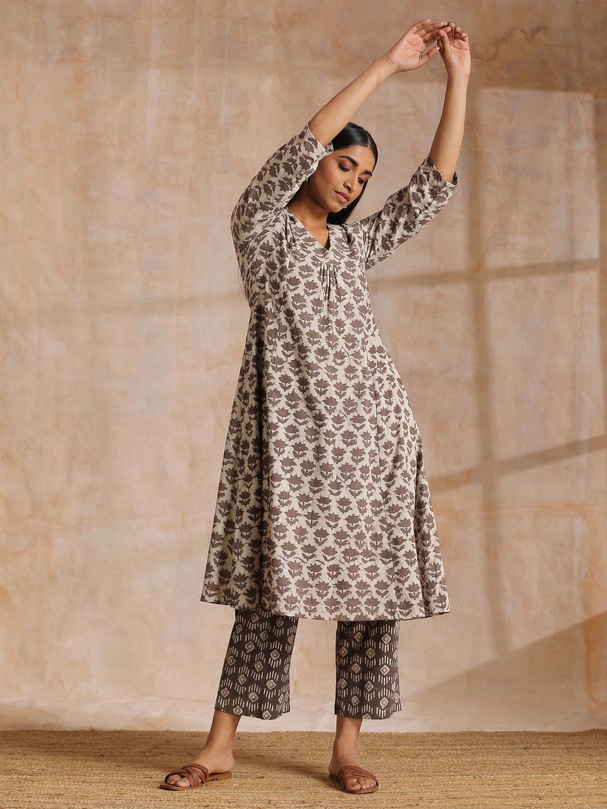 trueBrowns Clay Dabu Buta Print Cotton Front Neck Gathered Kurta Pant Set 