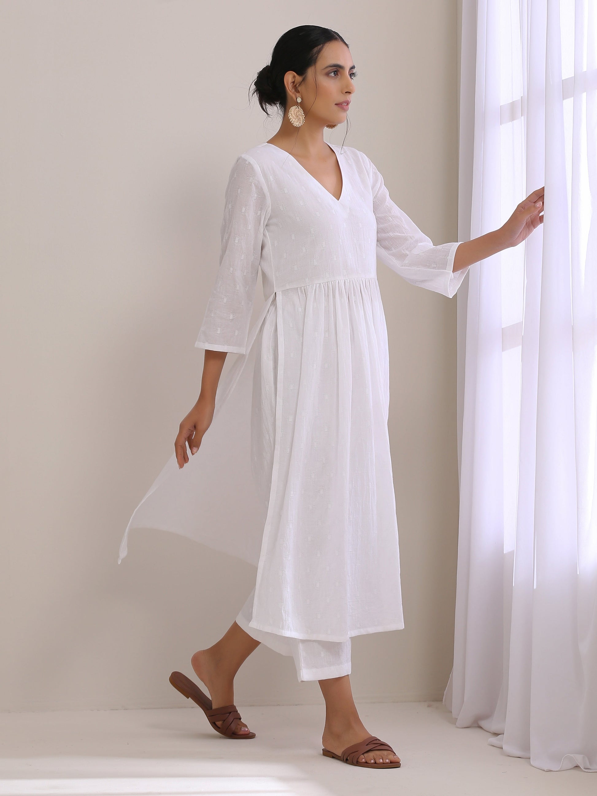 trueBrowns White Dobby High Slit Gathered Kurta Set 
