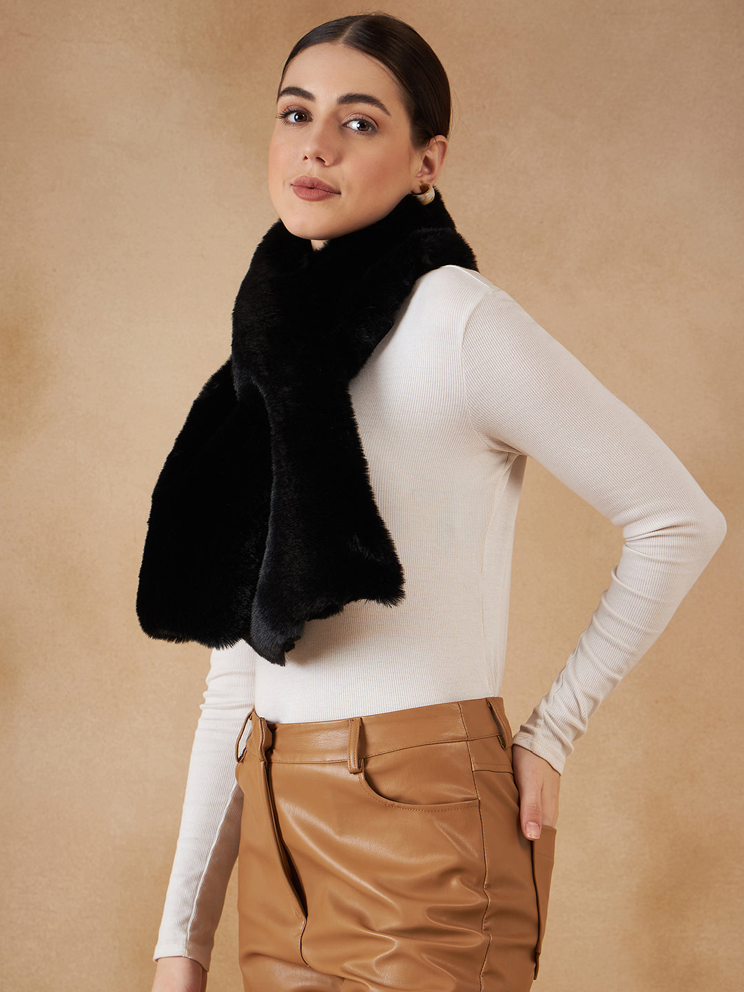 InWeave Women's Black Faux Fur Neck Warmer 