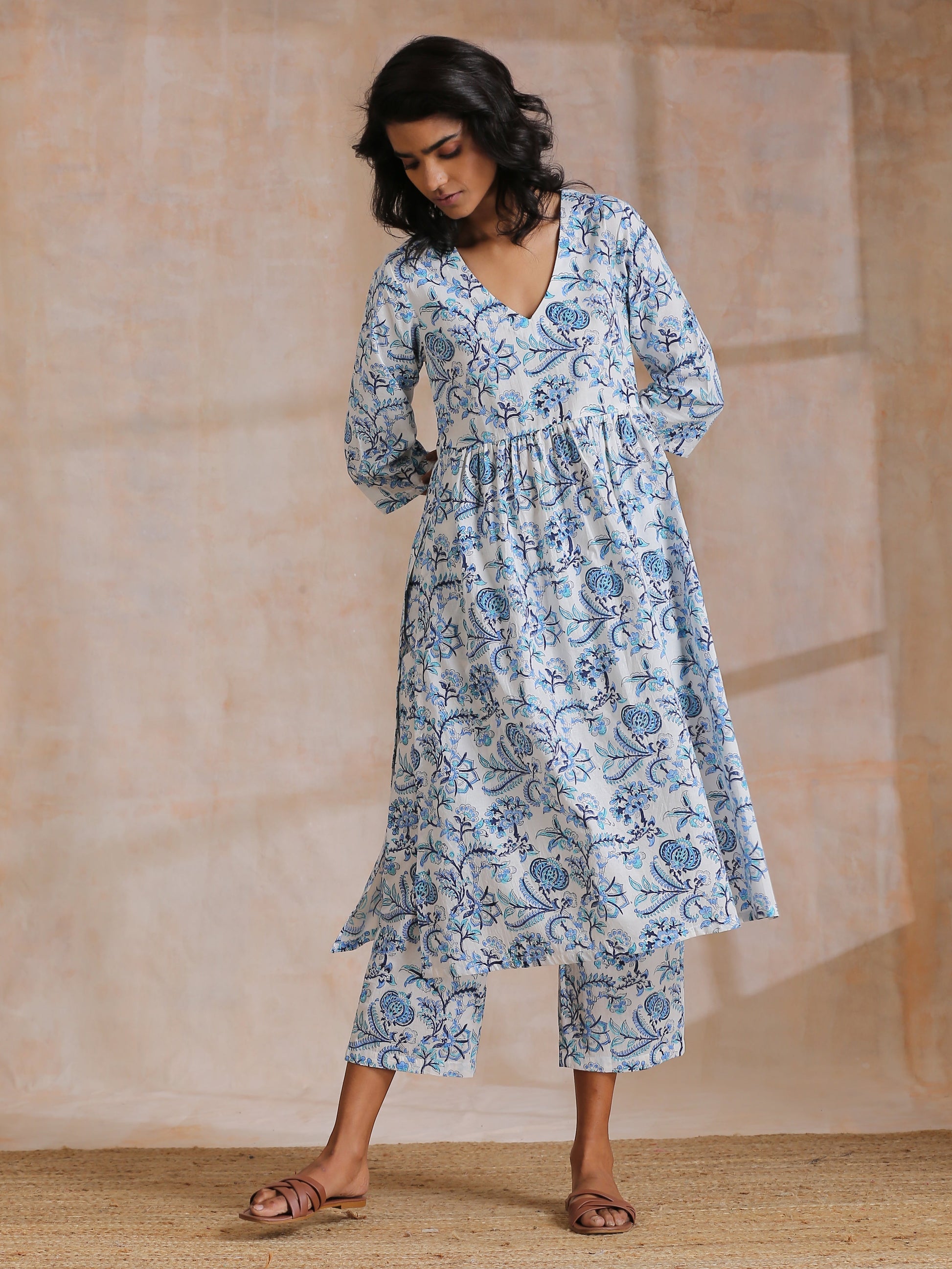 trueBrowns White With Overall Blue Print Cotton Slit Gathered Kurta Set 