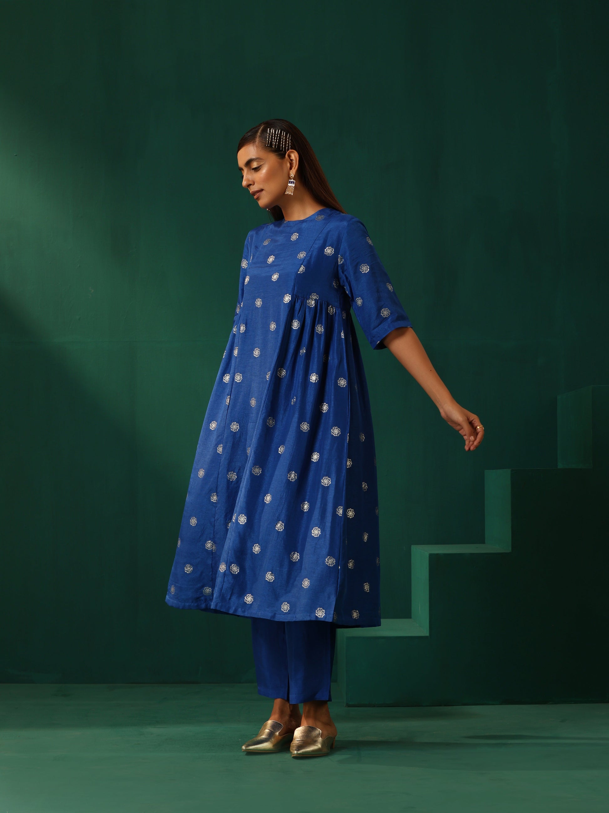 trueBrowns Royal Blue Geometric Floral Viscose Silk Side Gathered Kurta Pant Set 