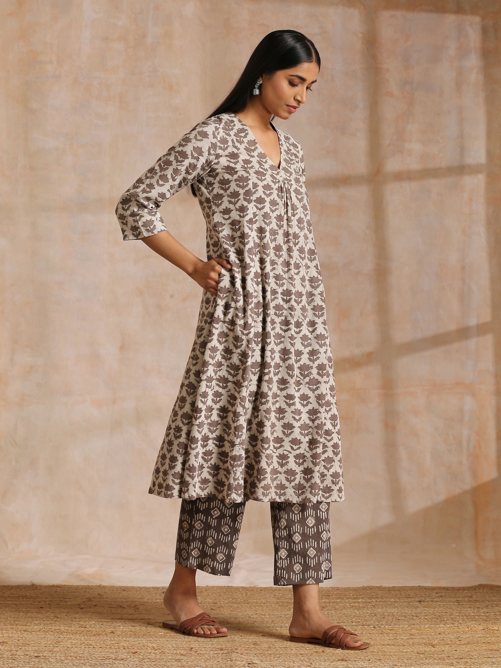 trueBrowns Clay Dabu Buta Print Cotton Front Neck Gathered Kurta Pant Set 