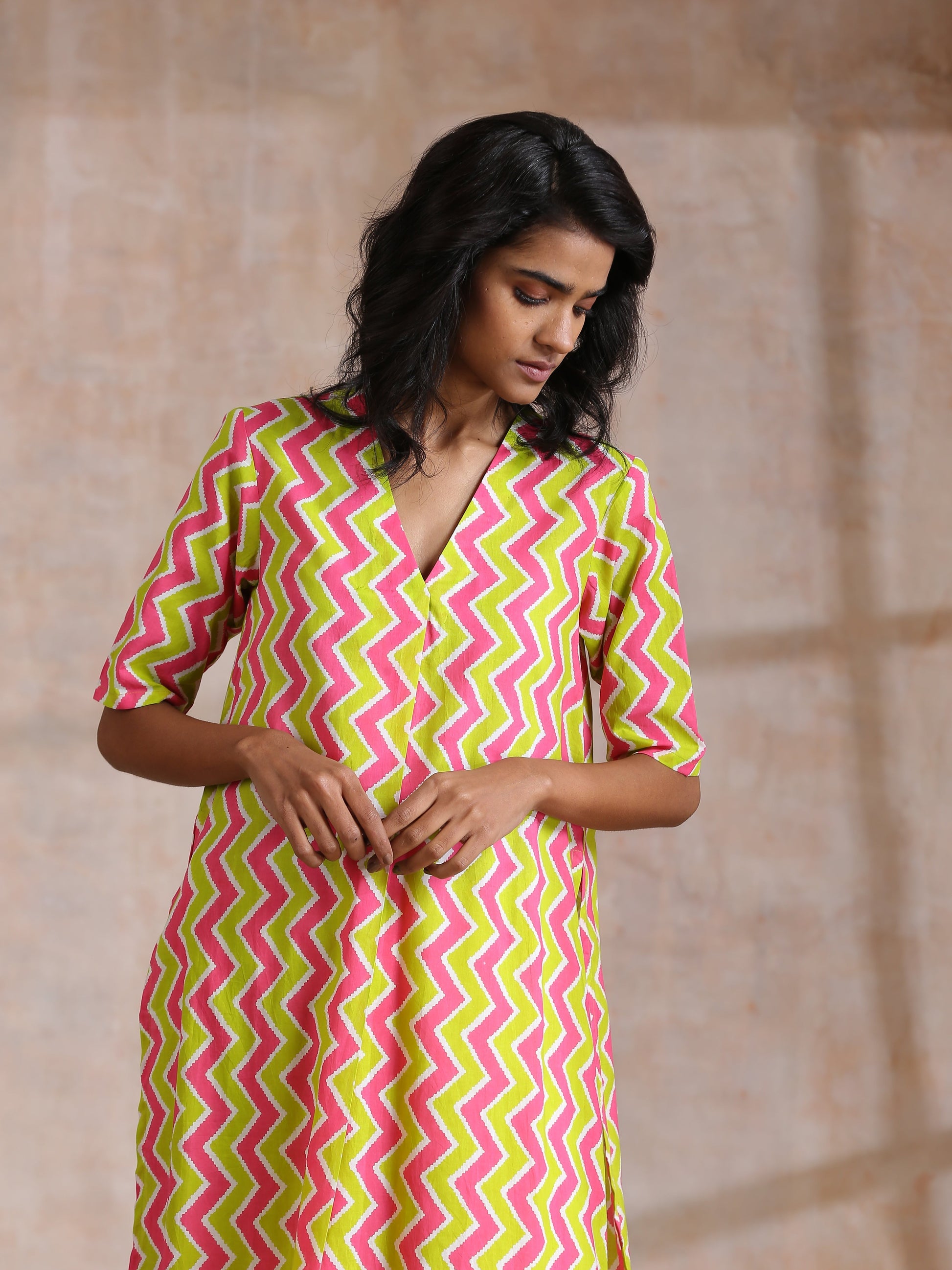 trueBrowns Lime Pink Zig-Zag Lines Print Cotton Kurta Pant Set | Swadesiicart