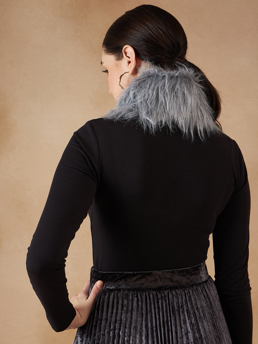 InWeave Women's Light Grey Fur Neckpiece 