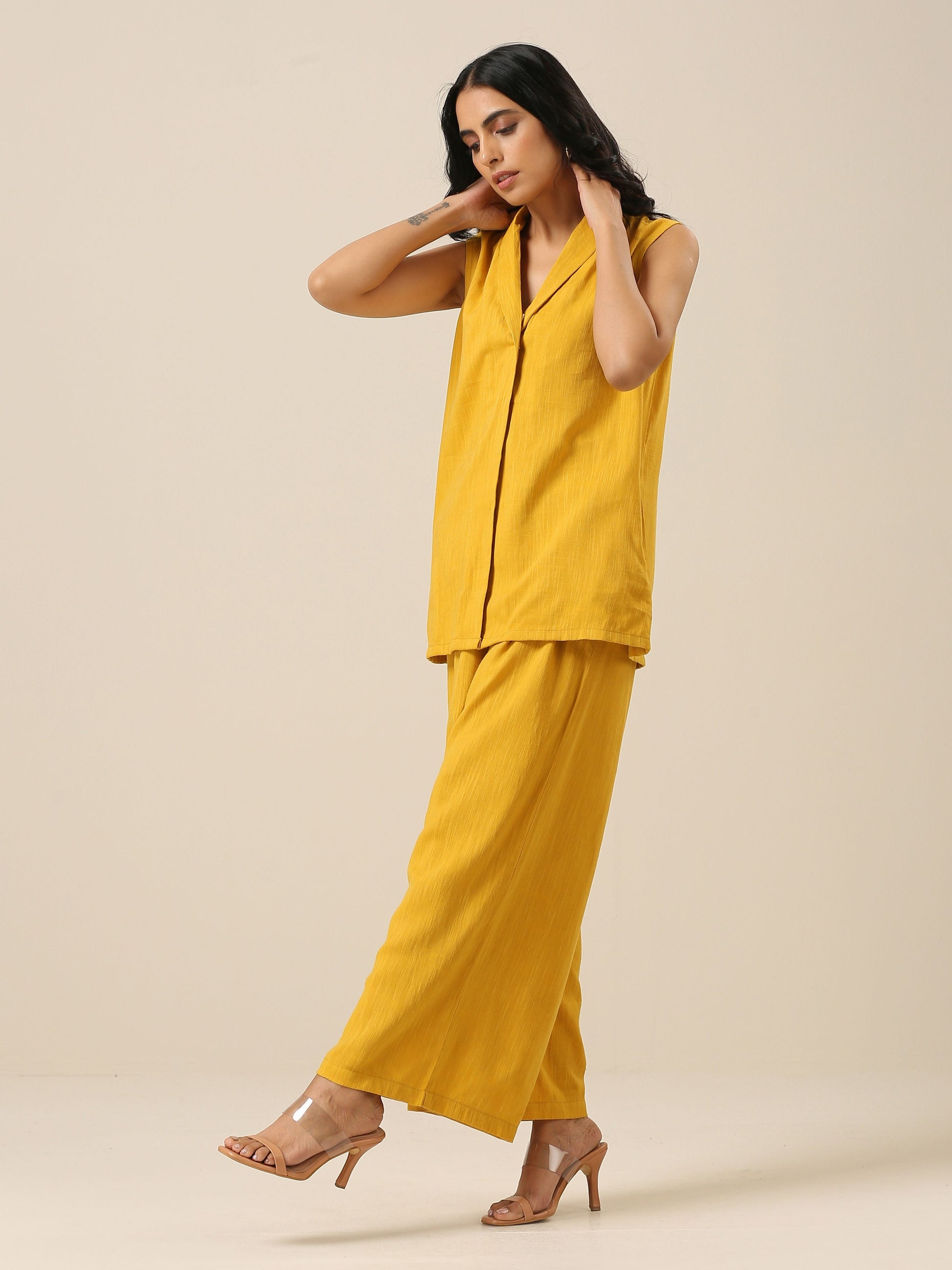 trueBrowns Mustard Yellow Slub Texture Sleevesless Jacket Pant Set 