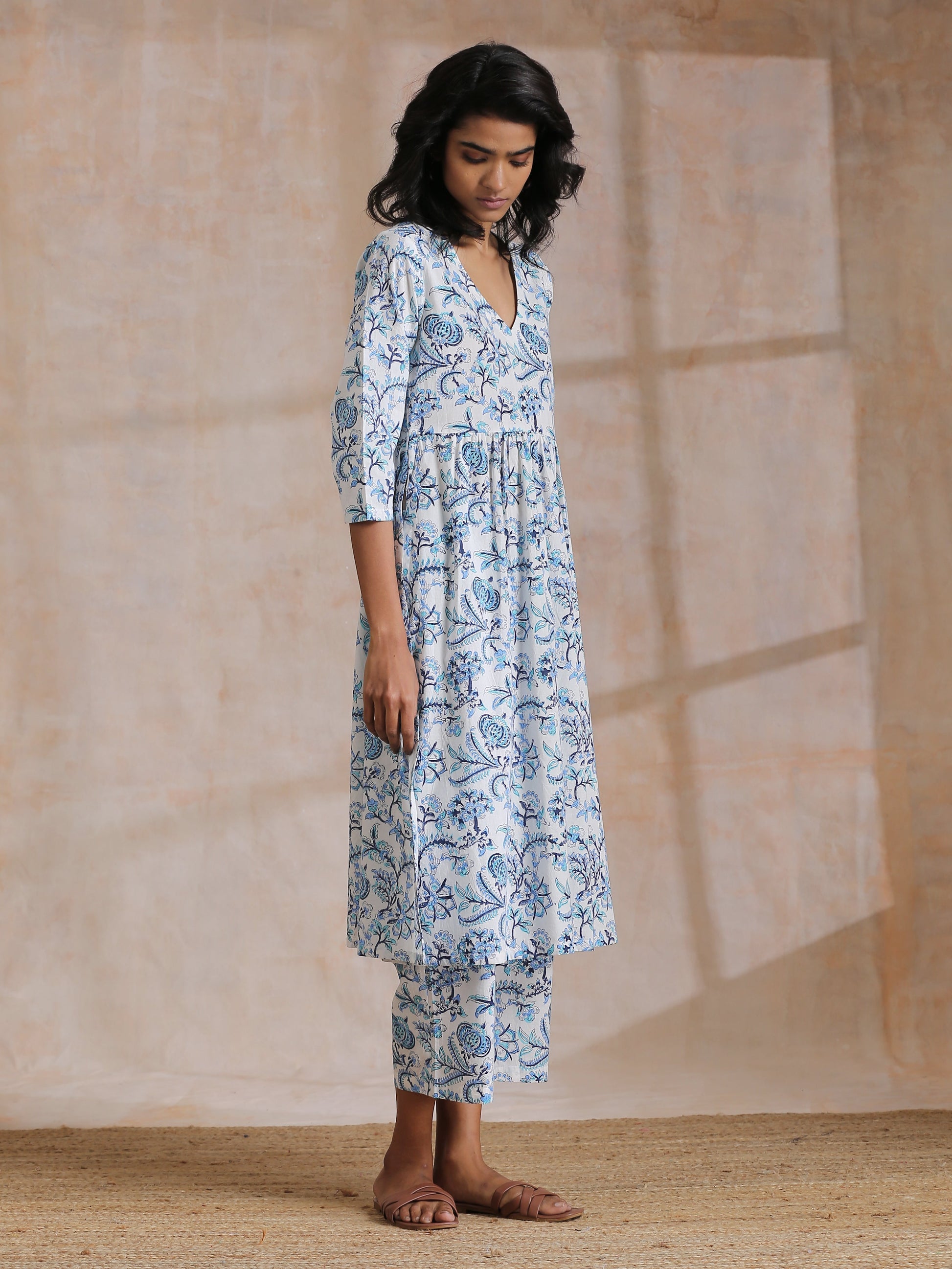 trueBrowns White With Overall Blue Print Cotton Slit Gathered Kurta Set 