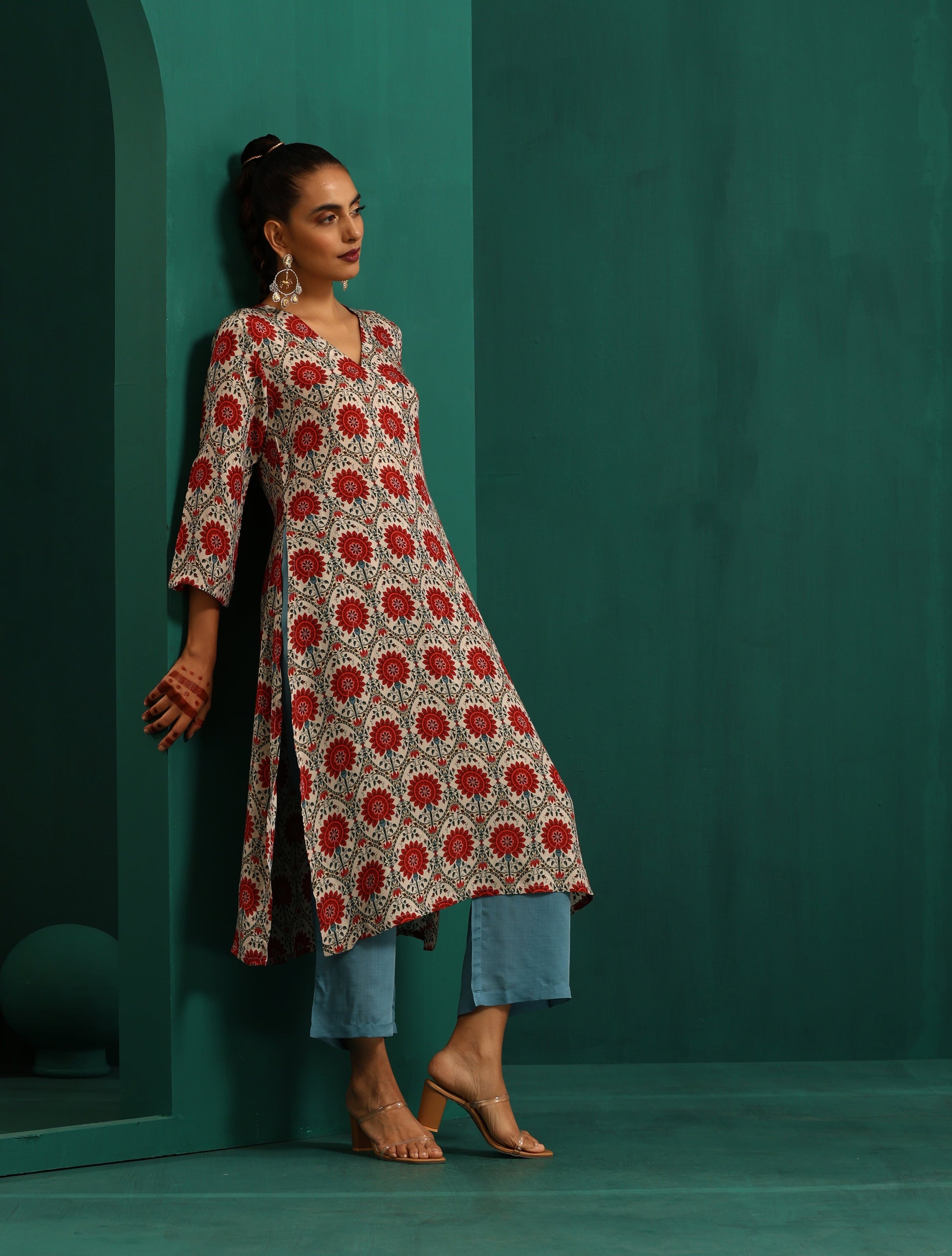 trueBrowns Ivory Red Circle Floral Muslin Silk Printed V-Neck Kurta Pant Set 