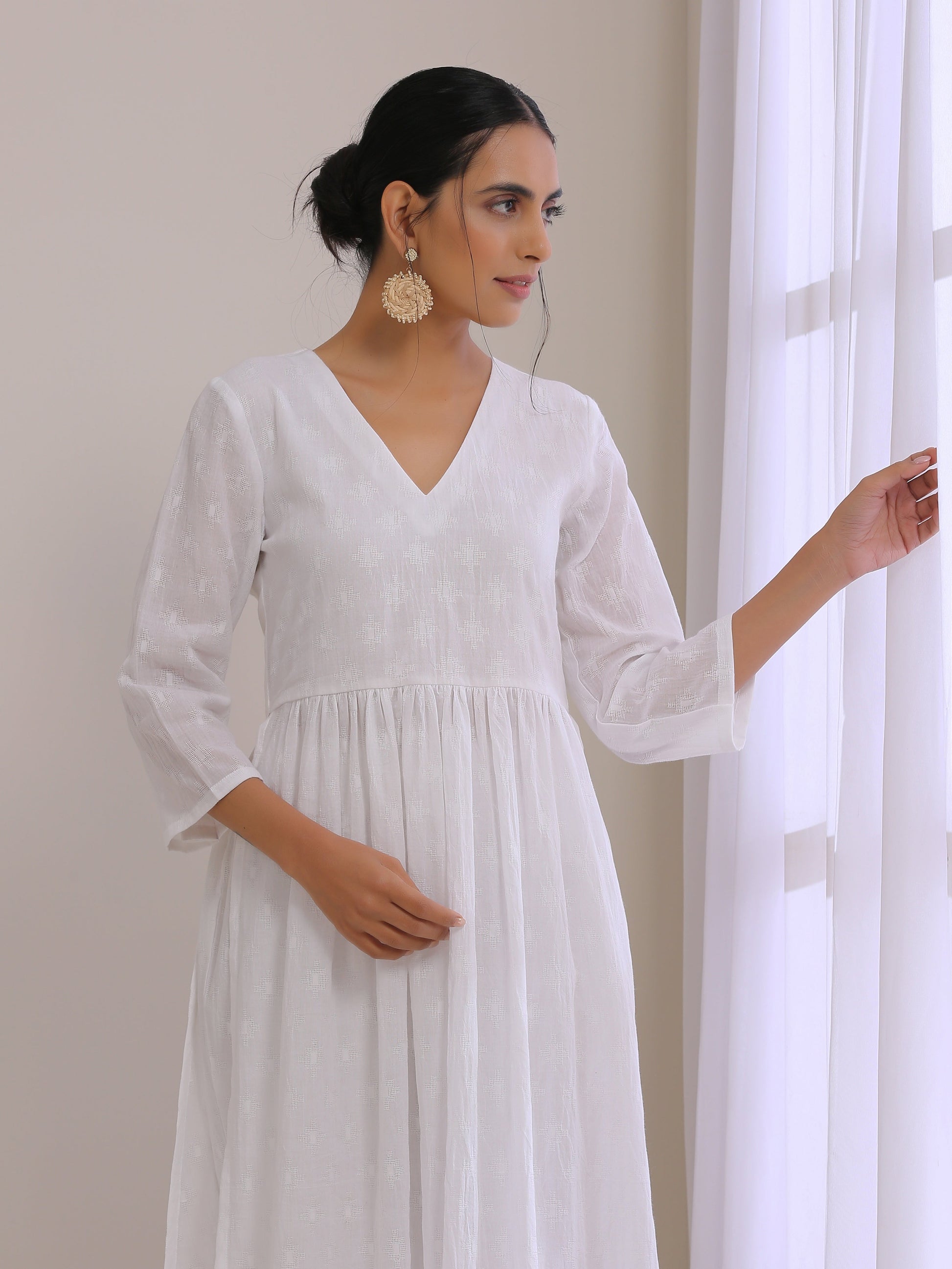 trueBrowns White Dobby High Slit Gathered Kurta Set 