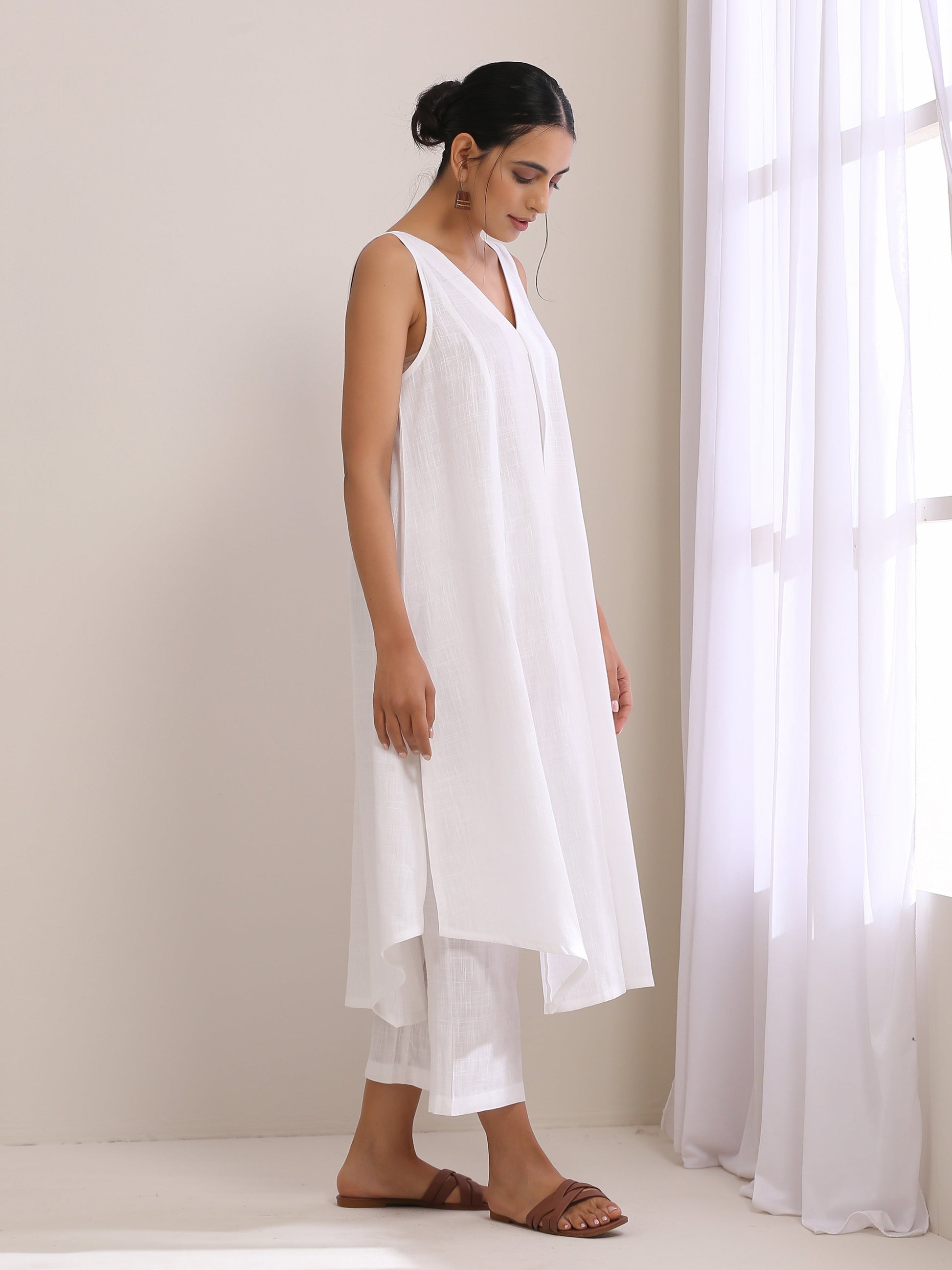 trueBrowns White Slub Texture Sleeveless Flared Kurta Pant Set 