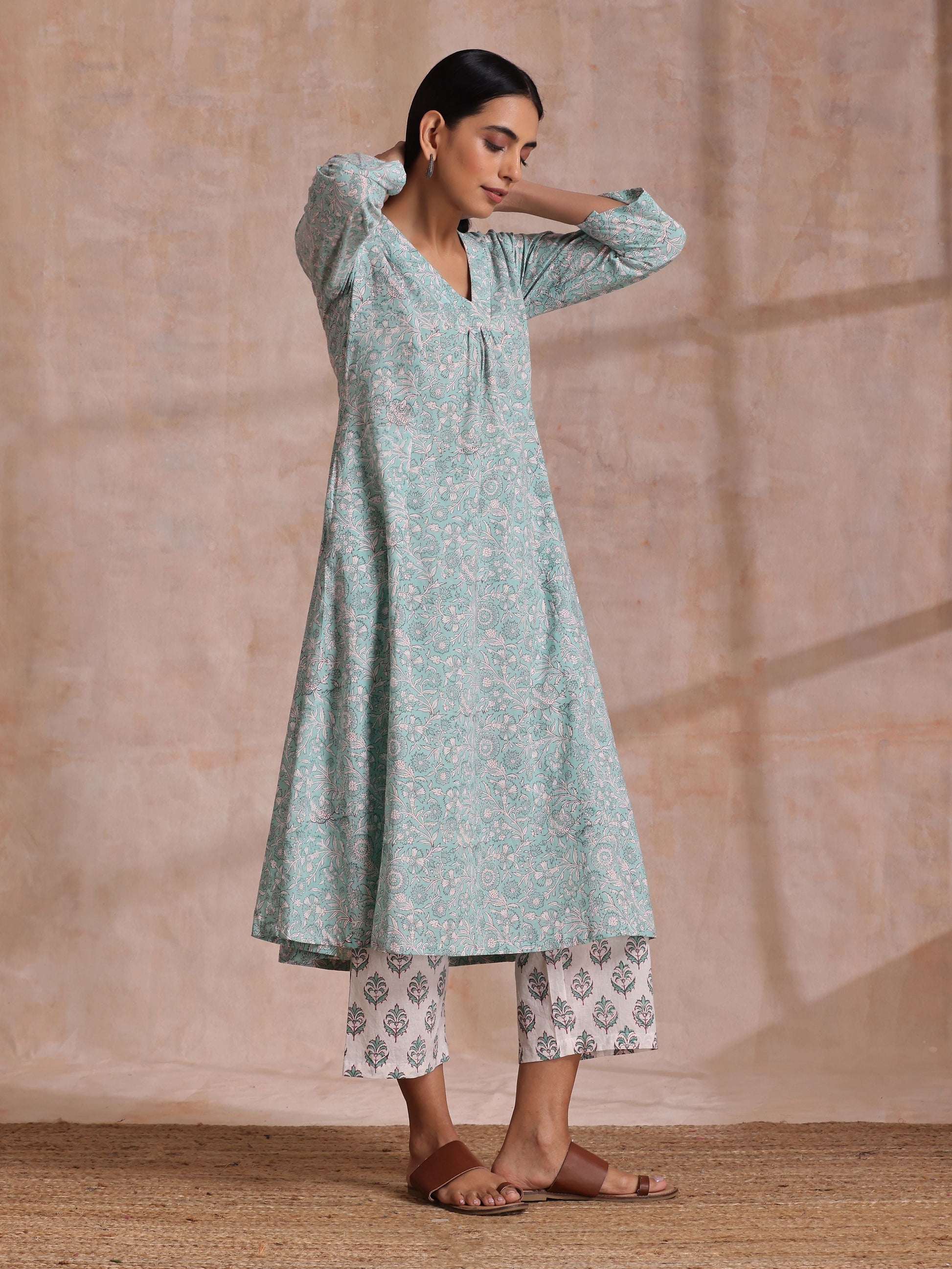 trueBrowns Tiffany Blue Floral Block Print Cotton Front Neck Gathered Kurta Pant Set 