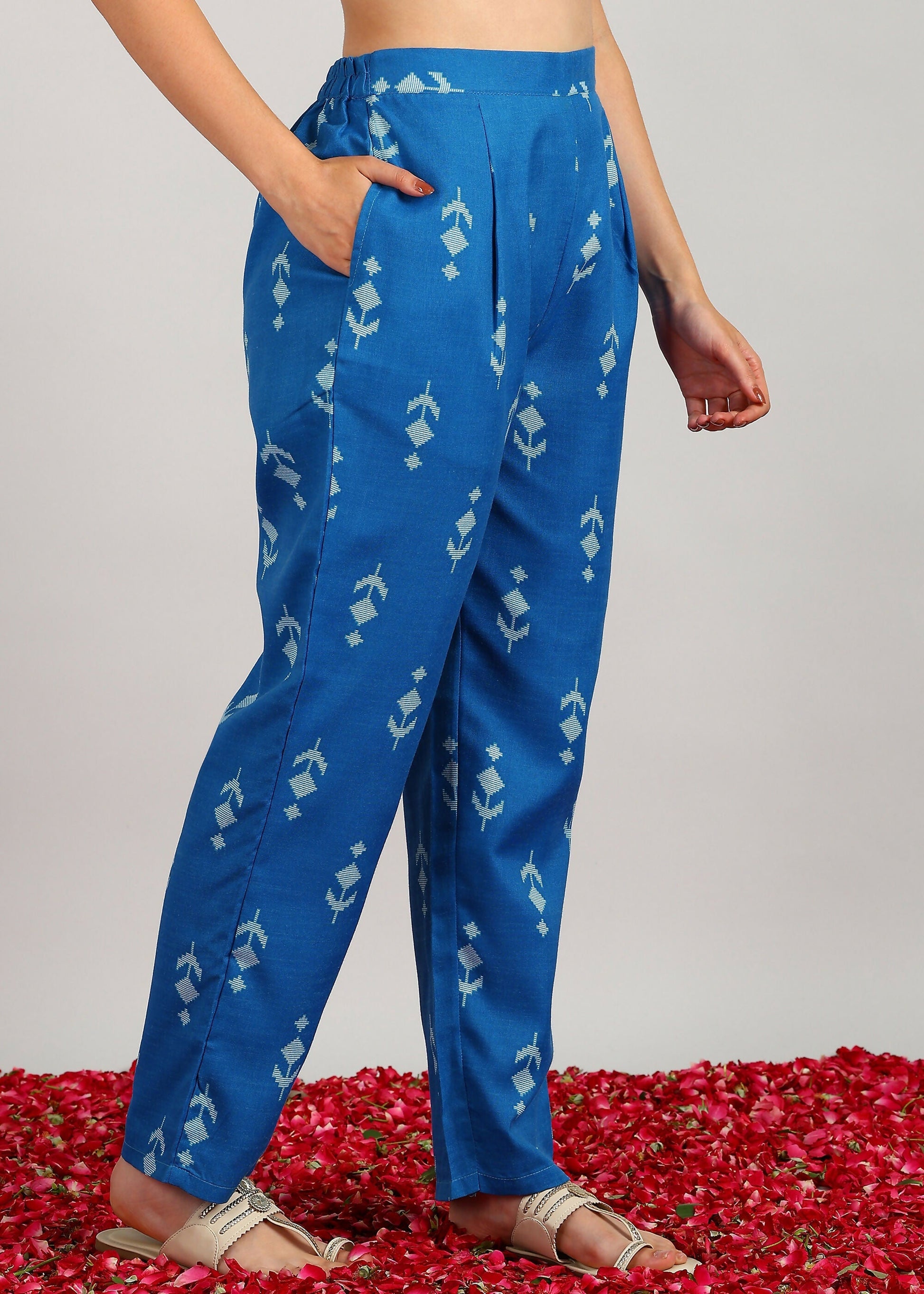 Aavyora Women's Blue Ikat Printed Ethnic Co-ord Set 