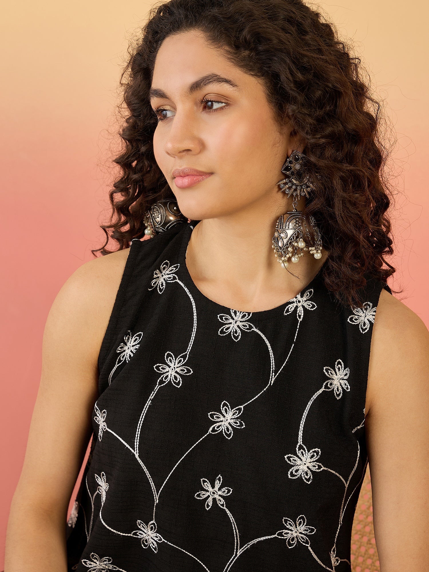 InWeave Black Embroidery R Neck Black Set 