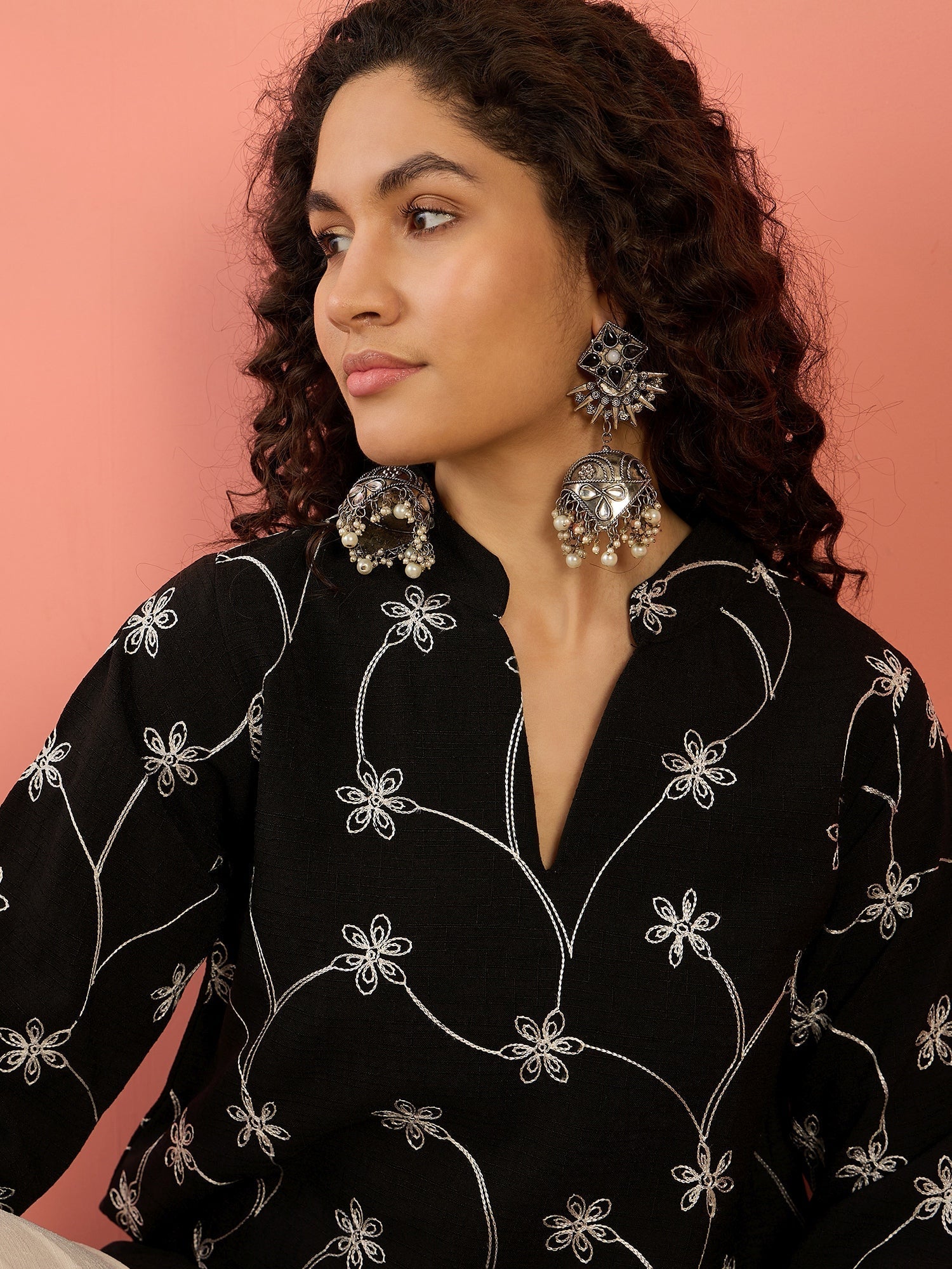 InWeave Black Embroidery Mandarin White Set 