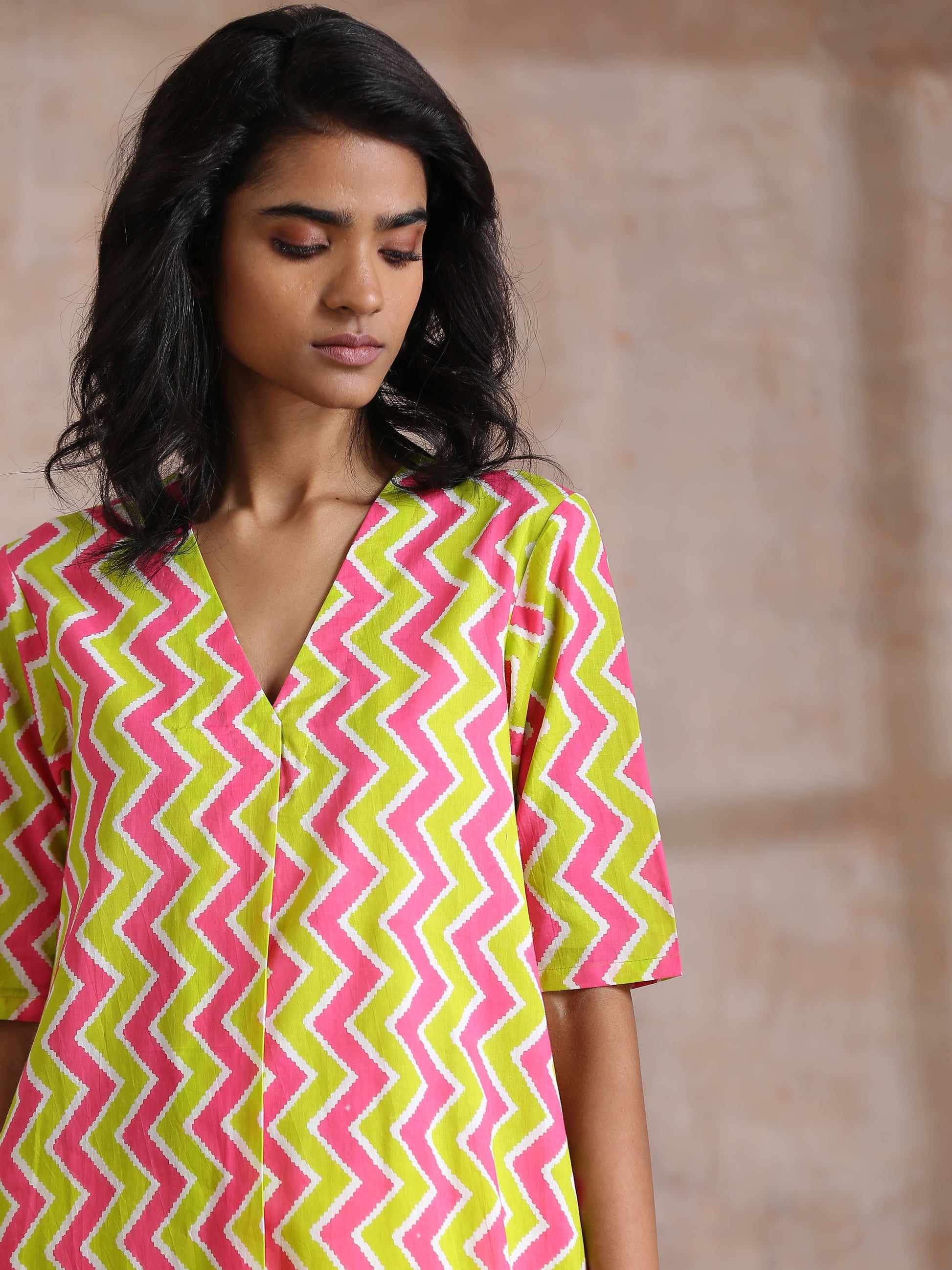 trueBrowns Lime Pink Zig-Zag Lines Print Cotton Kurta Pant Set | Swadesiicart