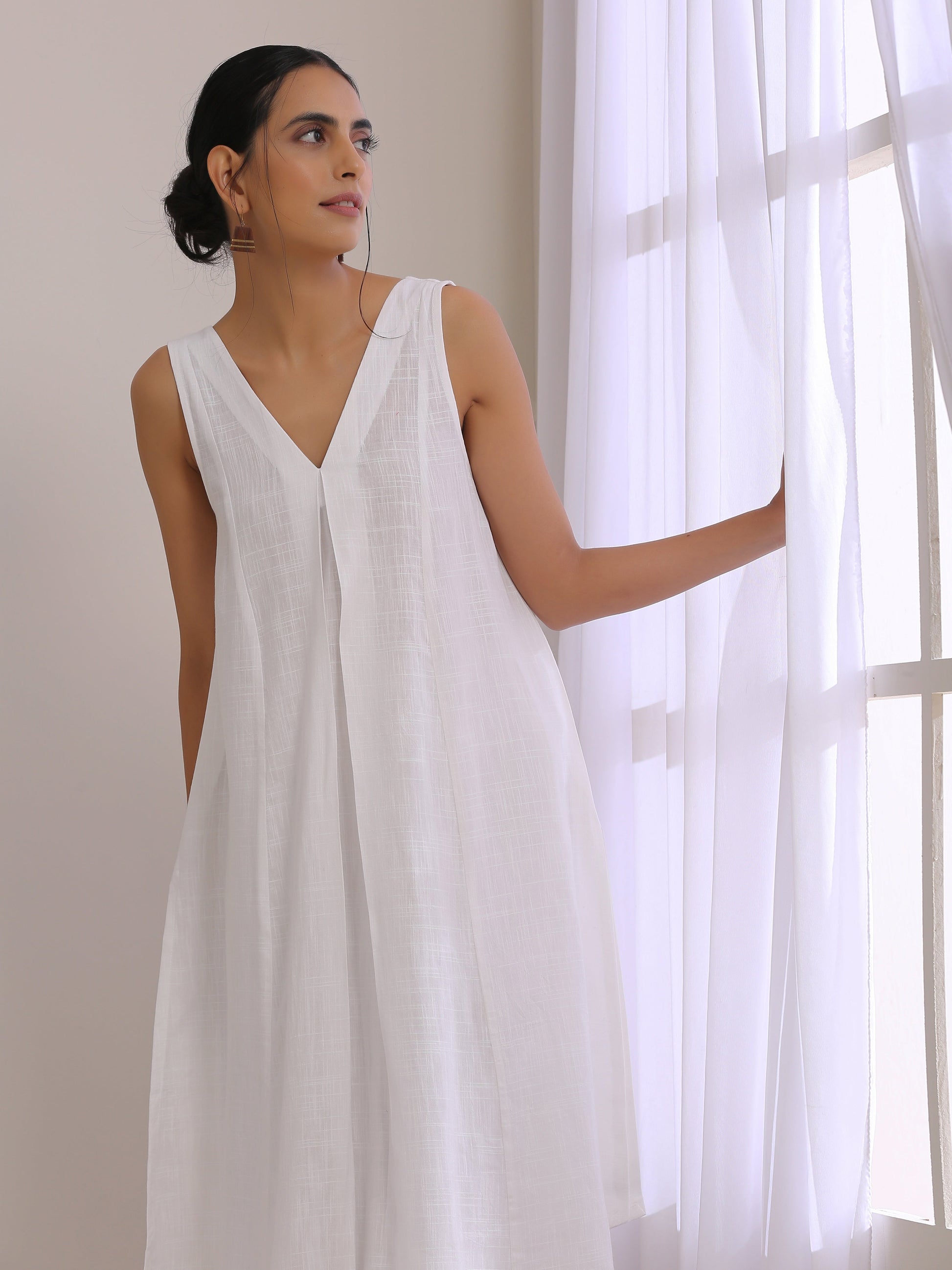 trueBrowns White Slub Texture Sleeveless Flared Kurta Pant Set 