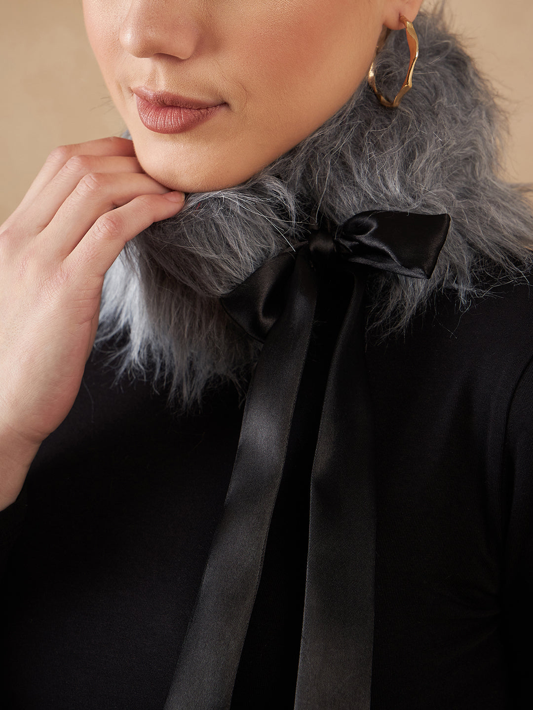 InWeave Women's Light Grey Fur Neckpiece 