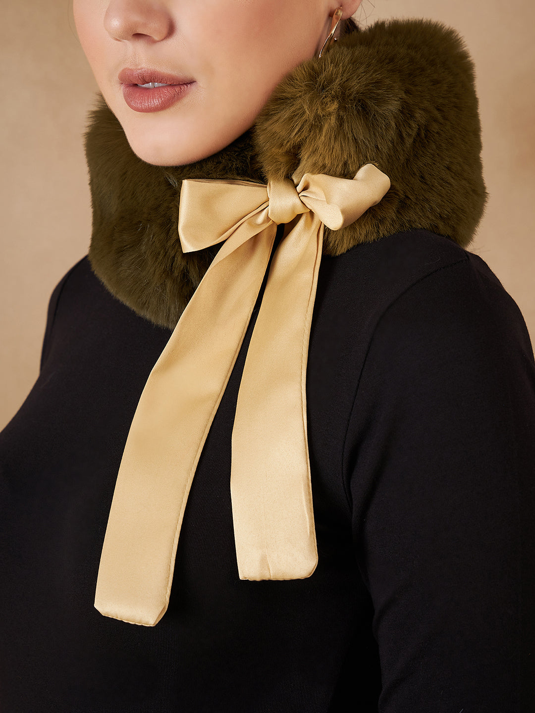 InWeave Women's Mehandi Green Fur Neckpiece 