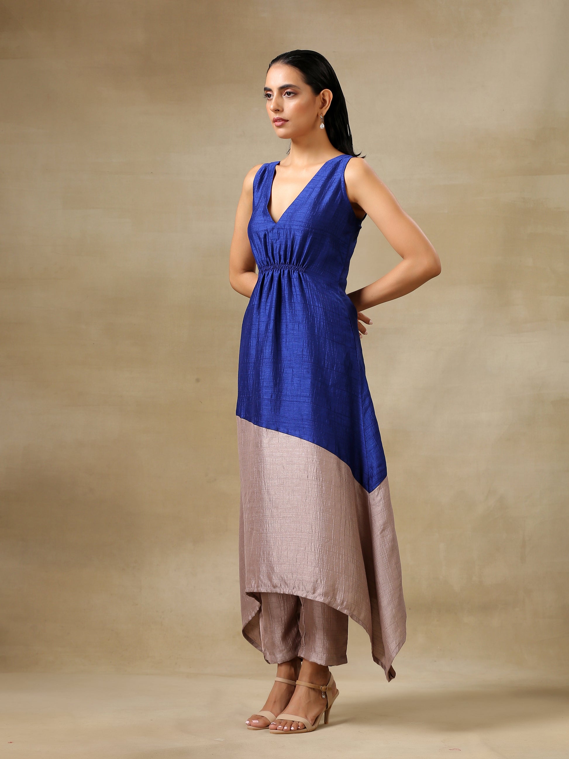 trueBrowns Blue and Grey Textured Silk Sleeveless Round Hemline Kurta Pant Set | Relove | Swadesiicart