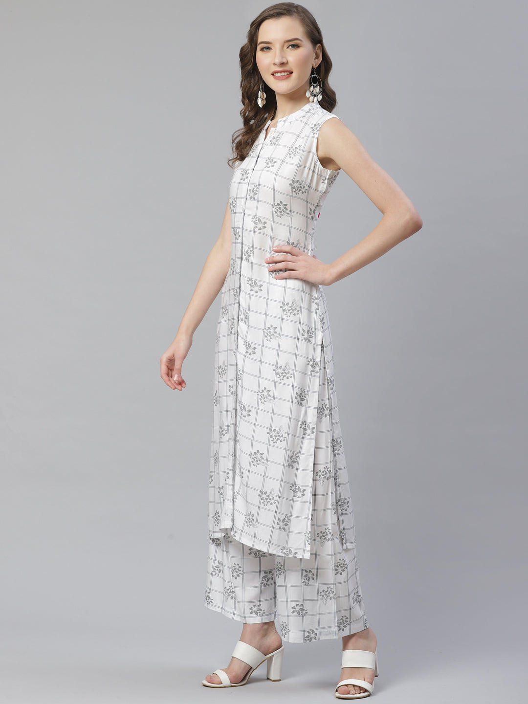 Jompers Women White & Black Floral Printed Kurta with Palazzos
